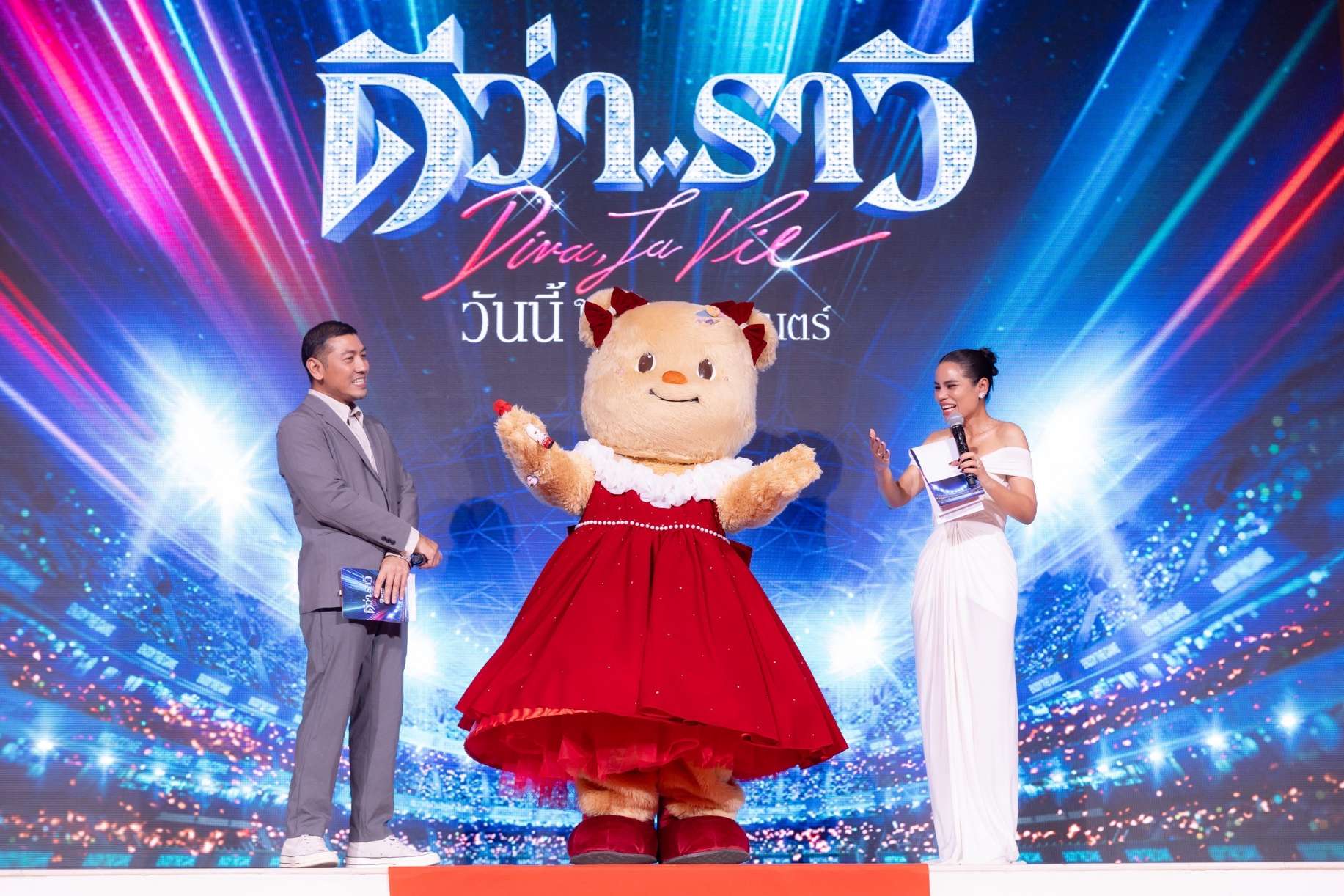 “GDH” จัดงานกาล่าอภิมหาภาพยนตร์บันเทิง “ดีว่า..ราวี” 15 “GDH” จัดงานกาล่าอภิมหาภาพยนตร์บันเทิง “ดีว่า..ราวี”