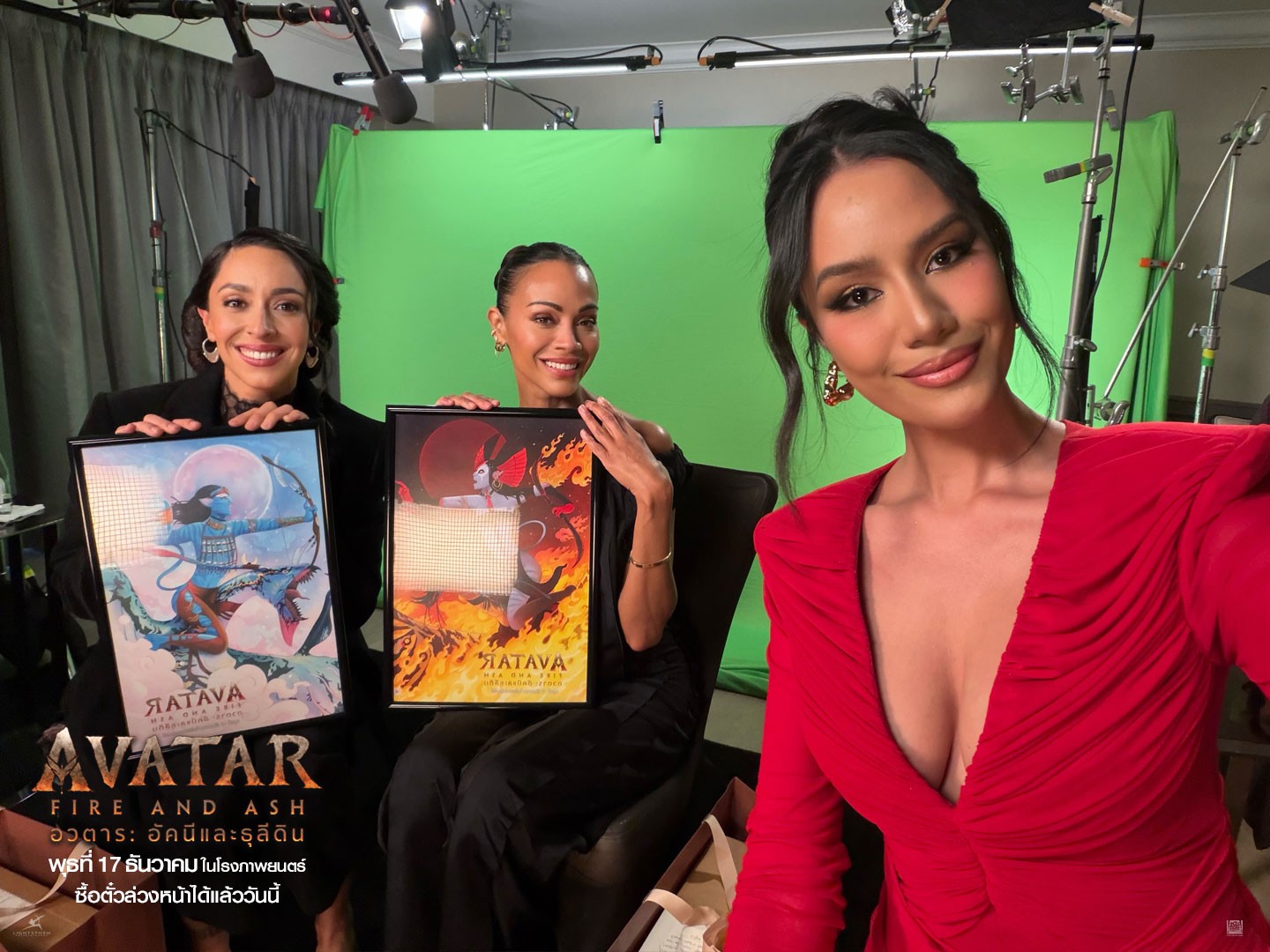 มอบของที่ระลึกให้กับ Oona Chaplin และ Zoe Saldaña