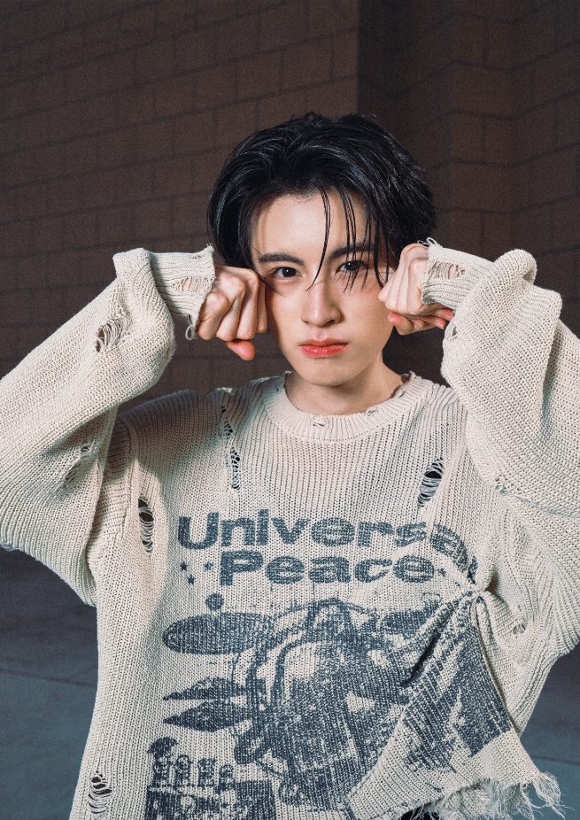 AA 3 copy 655x926 1 BUS เสิร์ฟเพลงอกหักสไตล์ตัวดื้อ! ส่งซิงเกิลใหม่ "So Blue" แซดแต่ยังซ่า เพลงอกหักสุดกวนที่ฉีกกฎความเศร้าเดิมๆ