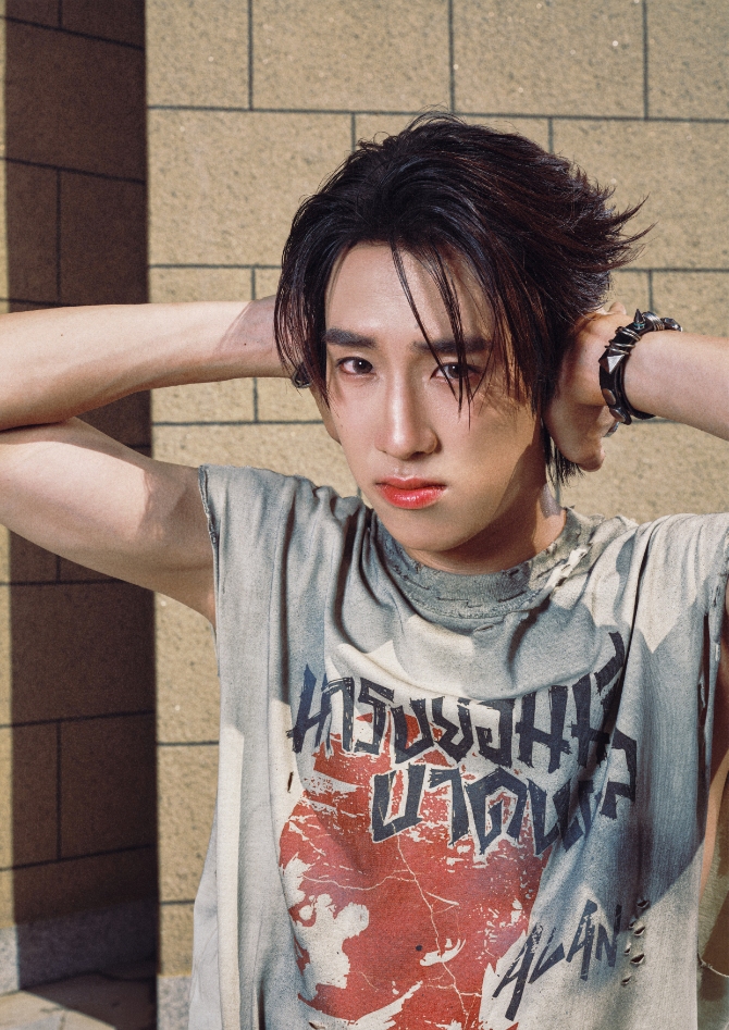 ALAN 4 copy 670x947 1 BUS เสิร์ฟเพลงอกหักสไตล์ตัวดื้อ! ส่งซิงเกิลใหม่ "So Blue" แซดแต่ยังซ่า เพลงอกหักสุดกวนที่ฉีกกฎความเศร้าเดิมๆ