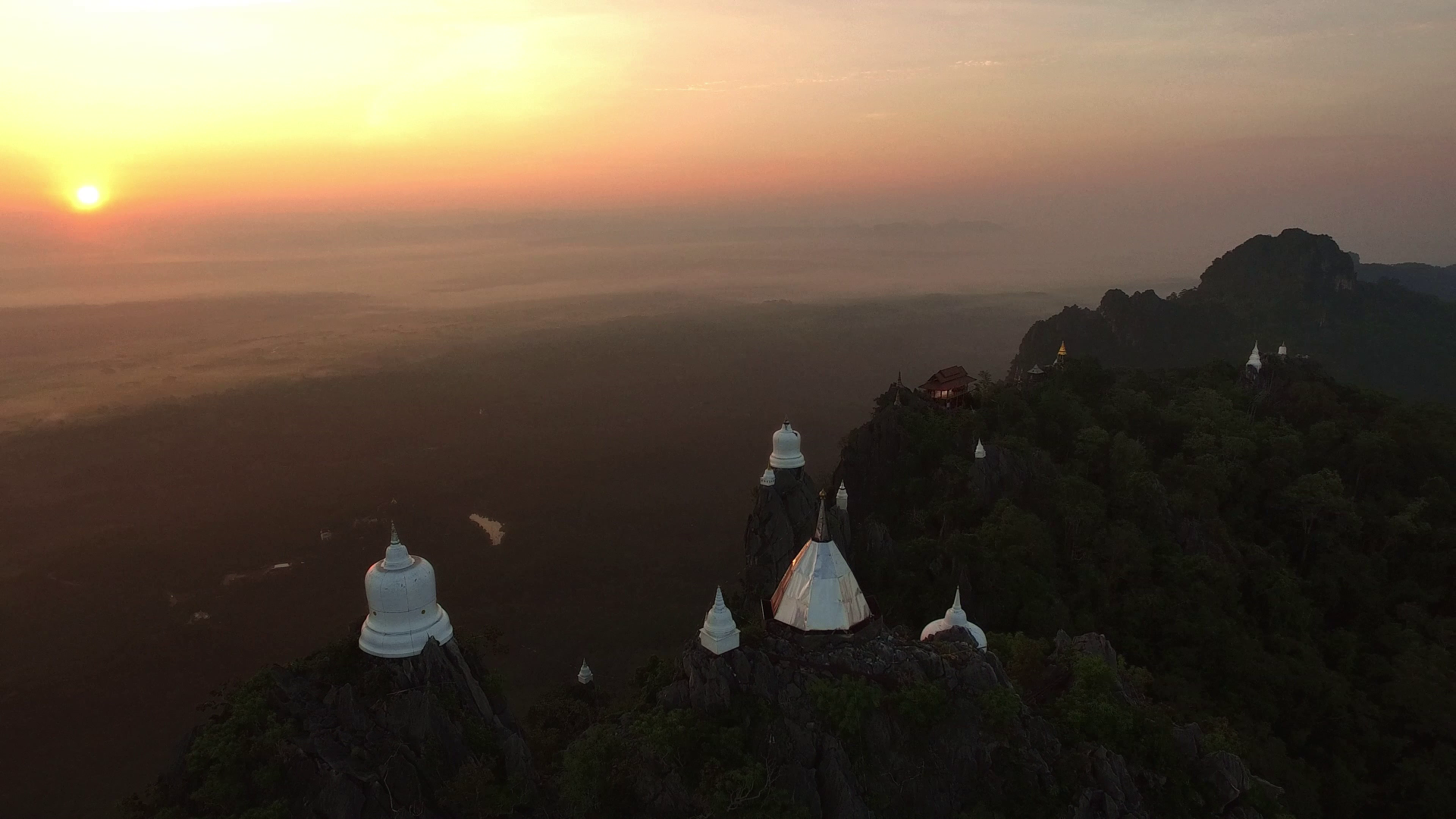 Amazing Thailand x LISA Feel All The Feelings TVC release 11 ลิซ่า - ลลิษา แท็กทีมซุปตาร์ไทย วิน - เมธวิน, กลัฟ - คณาวุฒิ, บลู - พงศ์ทิวัตถ์ พาโลกสัมผัส "Feel All The Feelings" ในโฆษณาชุดใหม่จาก ททท.