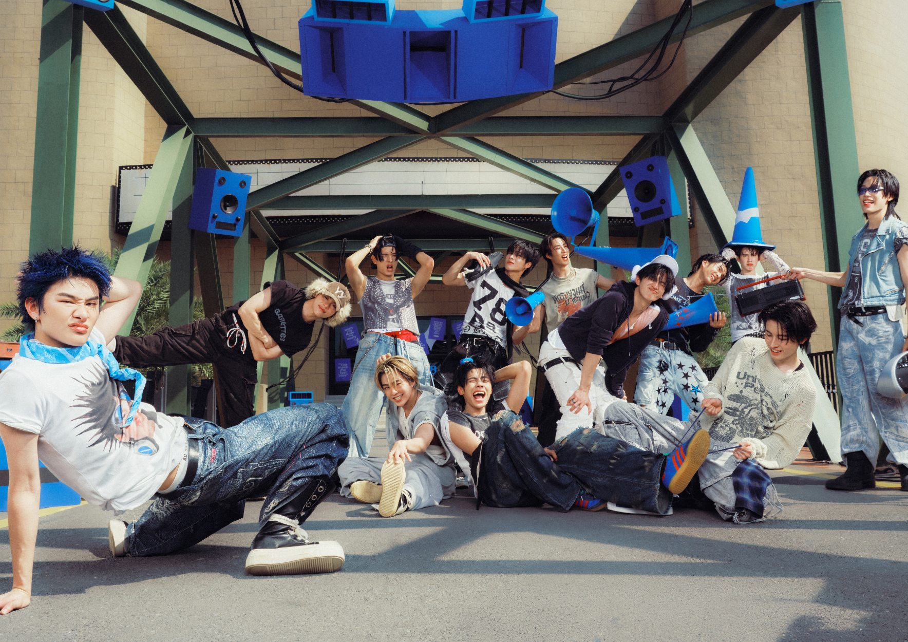 FINAL SOBLUE GROUPKV CLEAN copy 1768x1250 1 BUS เสิร์ฟเพลงอกหักสไตล์ตัวดื้อ! ส่งซิงเกิลใหม่ "So Blue" แซดแต่ยังซ่า เพลงอกหักสุดกวนที่ฉีกกฎความเศร้าเดิมๆ