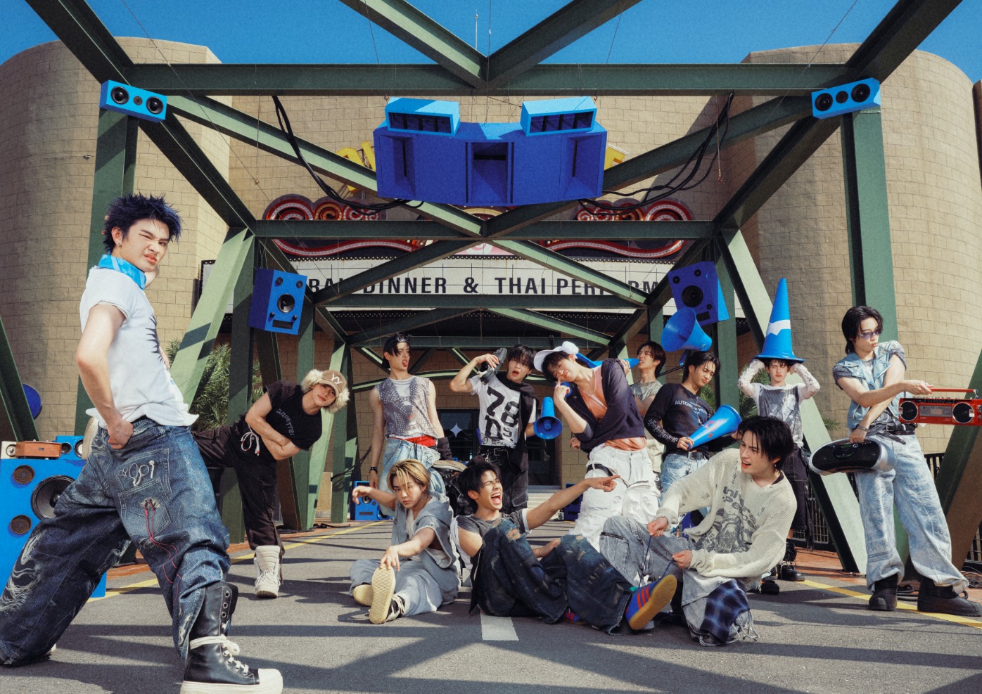 GROUP2 copy 1396x987 1 BUS เสิร์ฟเพลงอกหักสไตล์ตัวดื้อ! ส่งซิงเกิลใหม่ "So Blue" แซดแต่ยังซ่า เพลงอกหักสุดกวนที่ฉีกกฎความเศร้าเดิมๆ