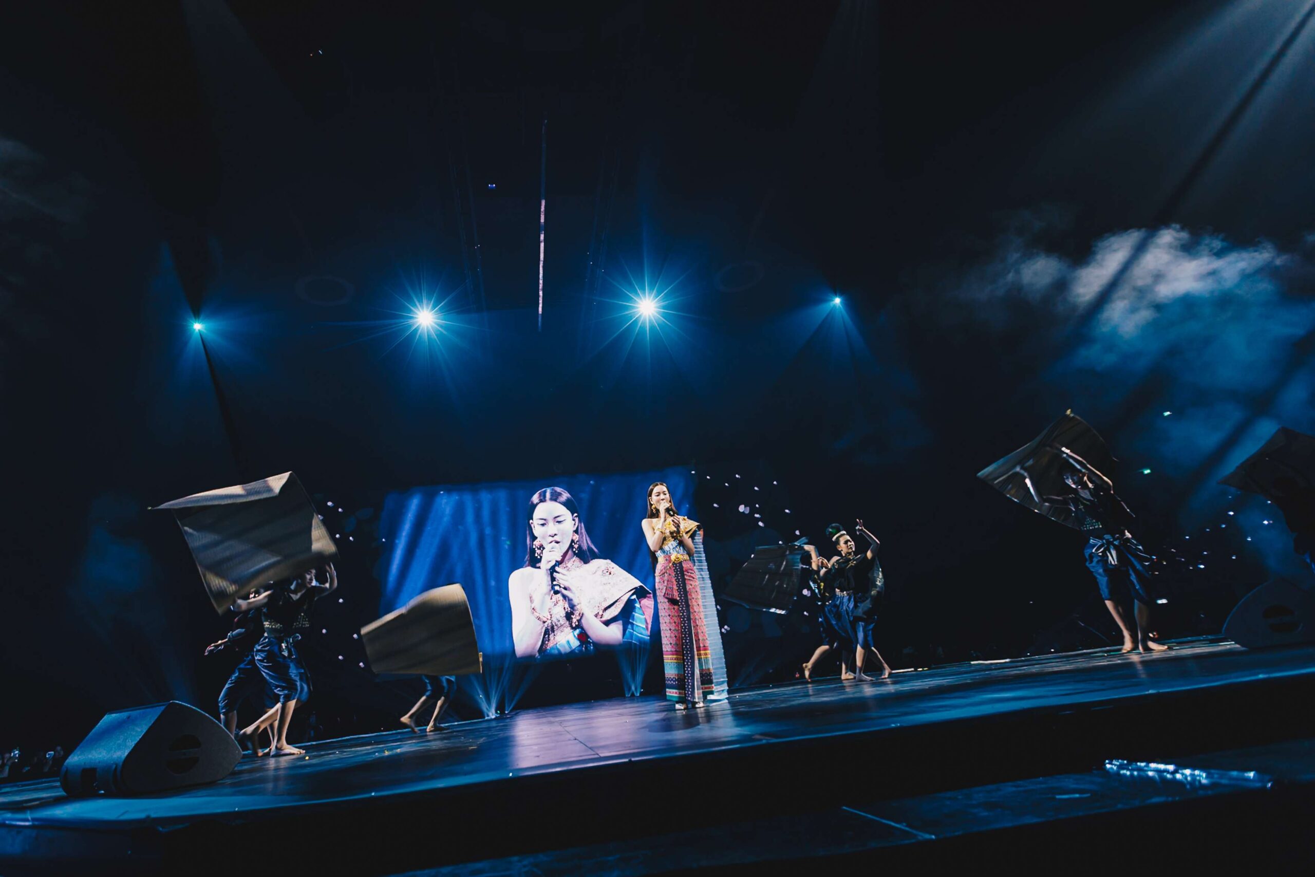 KhemjiraTheGoldenTimeConcert 19 scaled ​สรุปภาพบรรยากาศ ‘Khemjira The Golden Time Concert’ ทุบทุกสถิติ! จัดเต็มคอนเสิร์ตใหญ่ ‘เขมจิราต้องรอด’