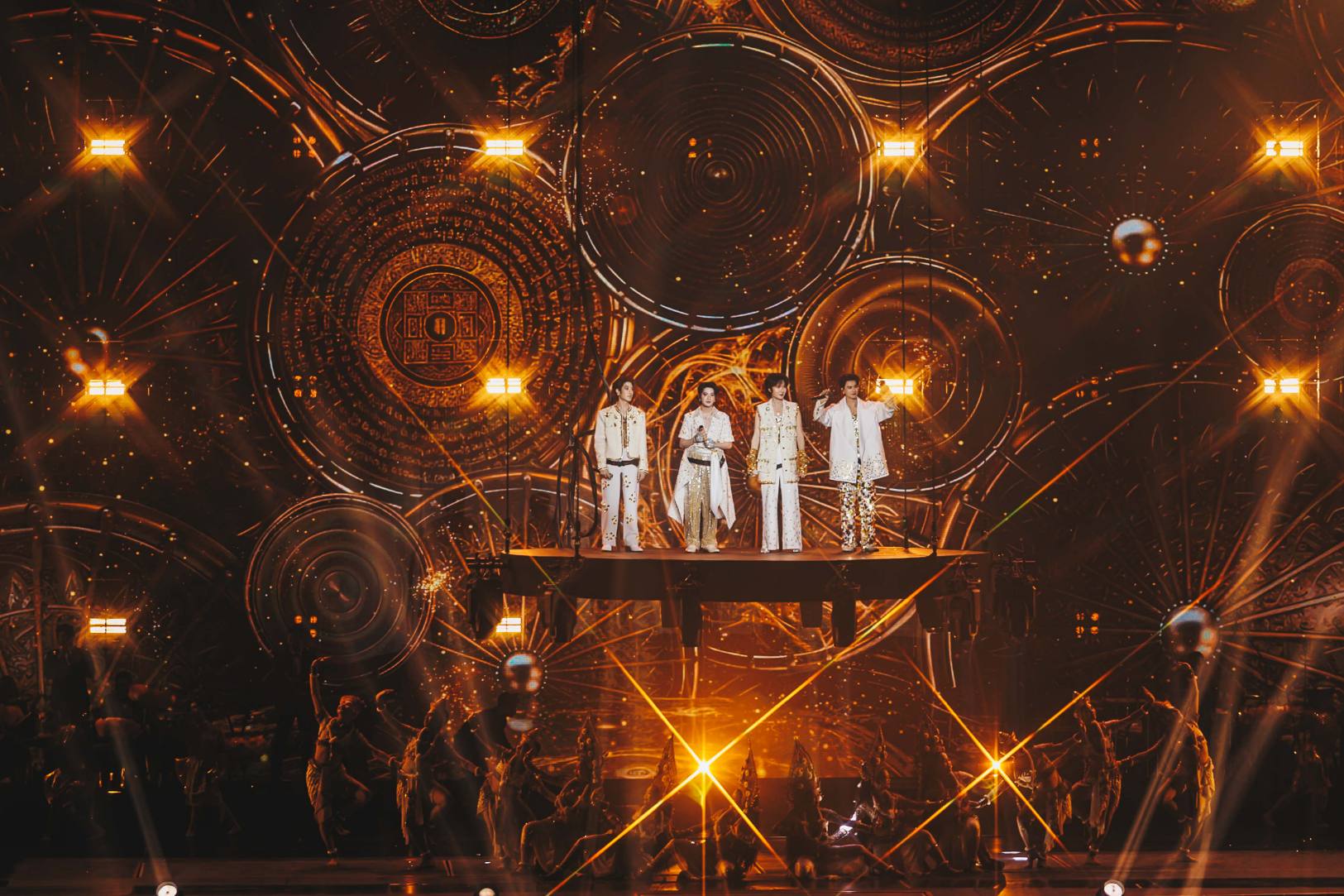 KhemjiraTheGoldenTimeConcert 23 ​สรุปภาพบรรยากาศ ‘Khemjira The Golden Time Concert’ ทุบทุกสถิติ! จัดเต็มคอนเสิร์ตใหญ่ ‘เขมจิราต้องรอด’