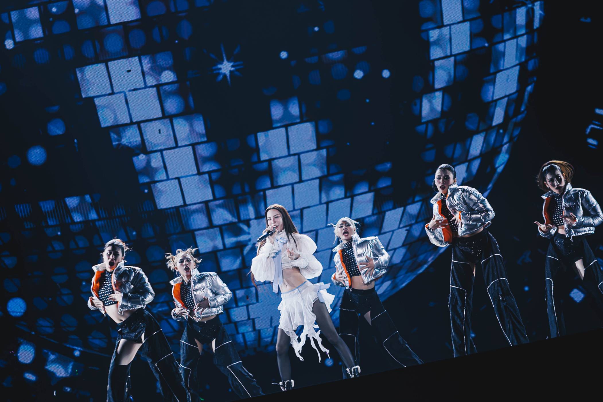 KhemjiraTheGoldenTimeConcert 3 ​สรุปภาพบรรยากาศ ‘Khemjira The Golden Time Concert’ ทุบทุกสถิติ! จัดเต็มคอนเสิร์ตใหญ่ ‘เขมจิราต้องรอด’