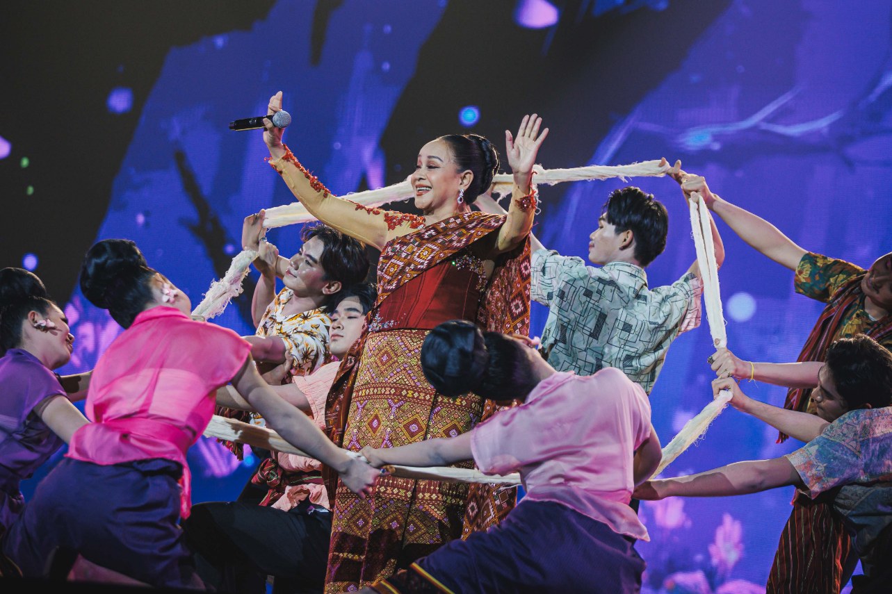 KhemjiraTheGoldenTimeConcert 48 ​สรุปภาพบรรยากาศ ‘Khemjira The Golden Time Concert’ ทุบทุกสถิติ! จัดเต็มคอนเสิร์ตใหญ่ ‘เขมจิราต้องรอด’