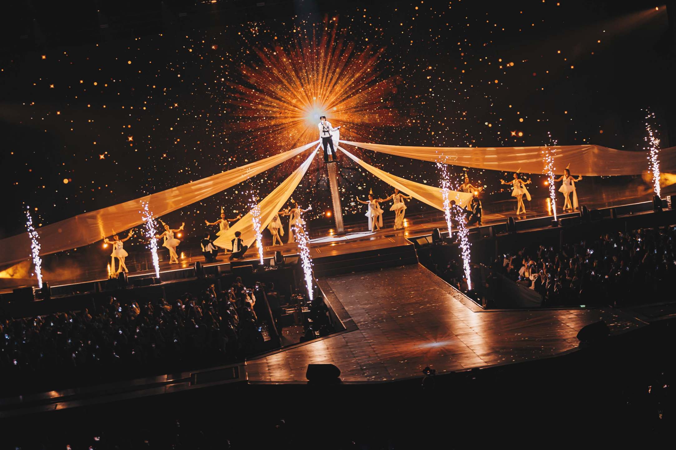 KhemjiraTheGoldenTimeConcert 5 ​สรุปภาพบรรยากาศ ‘Khemjira The Golden Time Concert’ ทุบทุกสถิติ! จัดเต็มคอนเสิร์ตใหญ่ ‘เขมจิราต้องรอด’