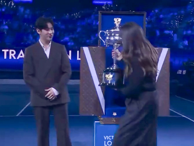 BamBam สร้างประวัติศาสตร์! คนเอเชียคนแรกเชิญถ้วย Louis Vuitton ใน Australian Open 2026 6 BamBam สร้างประวัติศาสตร์! คนเอเชียคนแรกเชิญถ้วย Louis Vuitton ใน Australian Open 2026