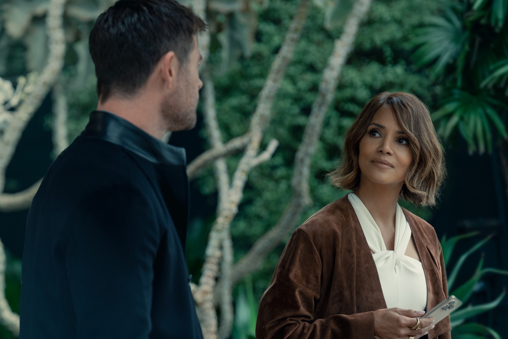 Davis Chris Hemsworth and Sharon Halle Berry in CRIME 101. Photo Credit Merrick Morton 3 เหตุผลห้ามพลาด "Crime 101" เตรียมเปิดฉากไล่ล่า 19 ก.พ. นี้