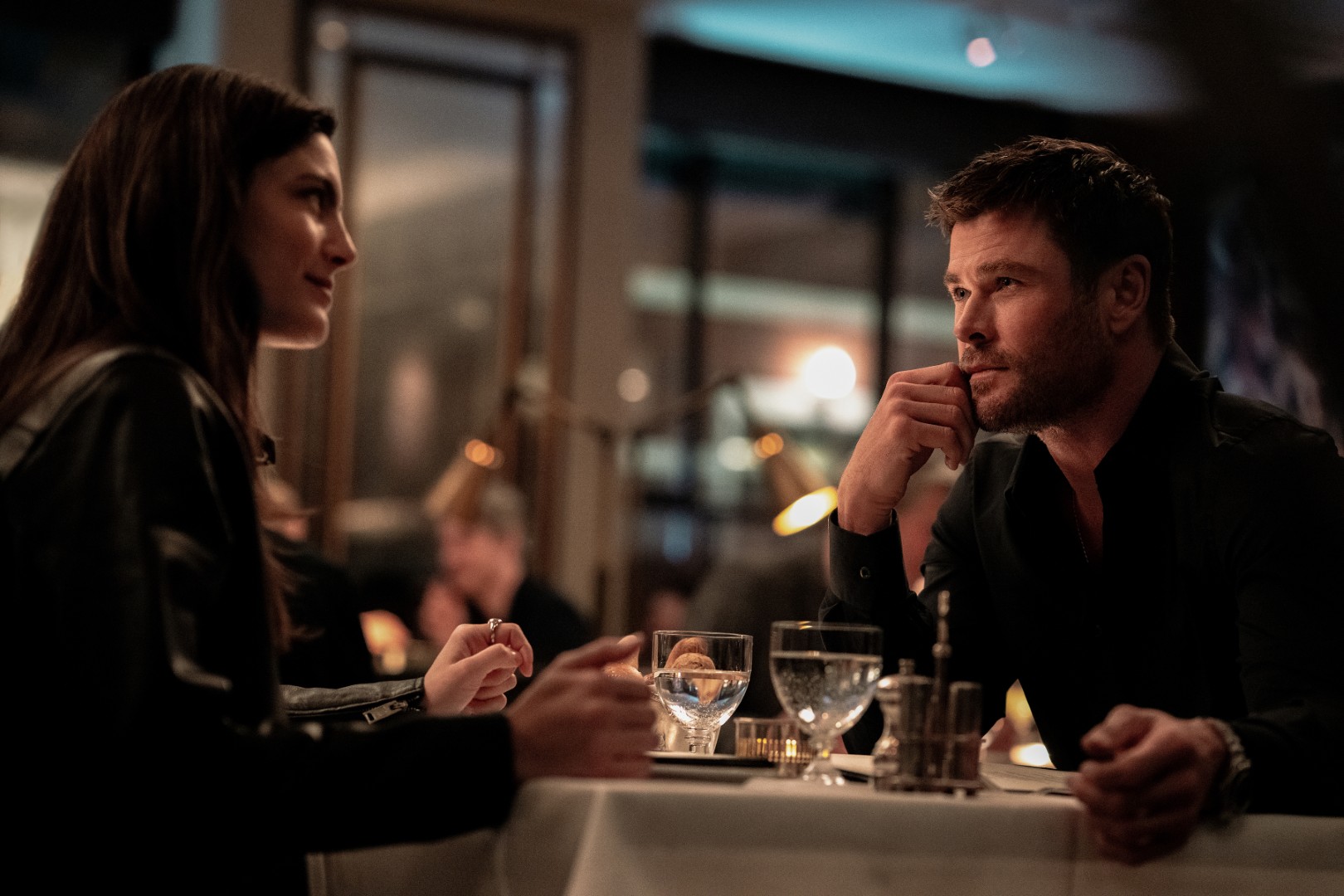 Maya Monica Barbaro and Davis Chris Hemsworth in CRIME 101. Photo Credit Dean Rogers 3 เหตุผลห้ามพลาด "Crime 101" เตรียมเปิดฉากไล่ล่า 19 ก.พ. นี้