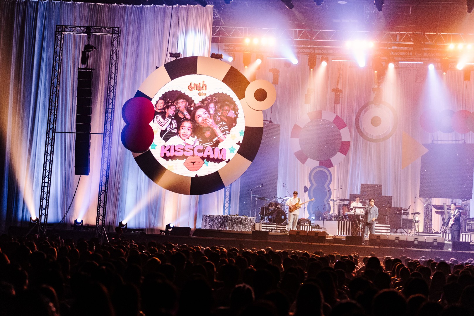 คลั่งรัก 2 3 ภาพบรรยากาศ 7 ชั่วโมงแห่งความหวาน! “สไปร์ซซี่ ดิสก์” พาคลั่งรักเต็มอิ่ม ใน “มาม่า พรีเซนต์ คลั่งรักคอนเสิร์ต 2”