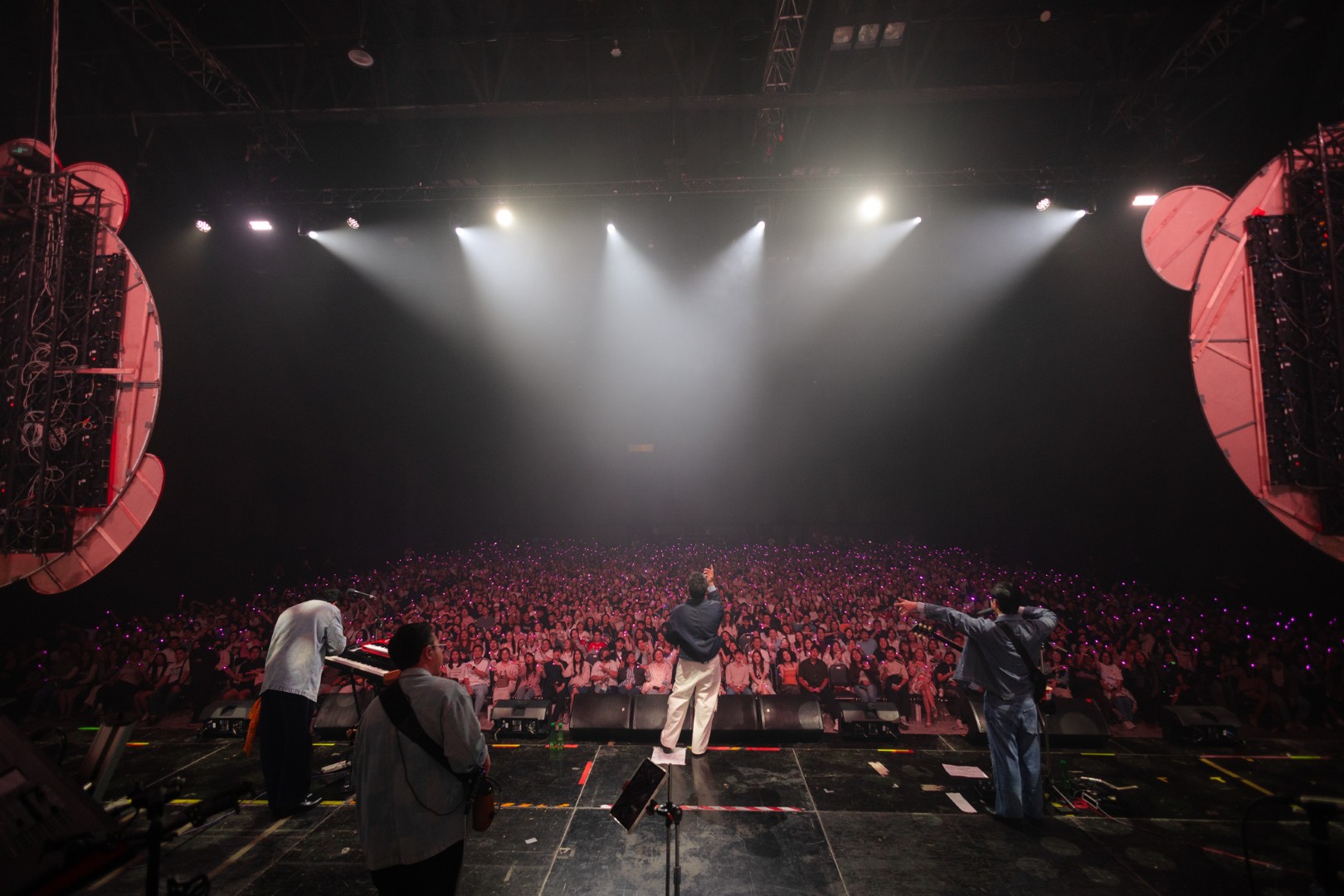 คลั่งรัก 2 6 ภาพบรรยากาศ 7 ชั่วโมงแห่งความหวาน! “สไปร์ซซี่ ดิสก์” พาคลั่งรักเต็มอิ่ม ใน “มาม่า พรีเซนต์ คลั่งรักคอนเสิร์ต 2”