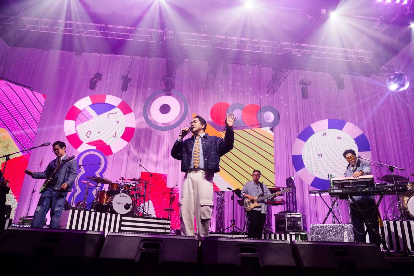 คลั่งรัก 2 No One Else 2 ภาพบรรยากาศ 7 ชั่วโมงแห่งความหวาน! “สไปร์ซซี่ ดิสก์” พาคลั่งรักเต็มอิ่ม ใน “มาม่า พรีเซนต์ คลั่งรักคอนเสิร์ต 2”