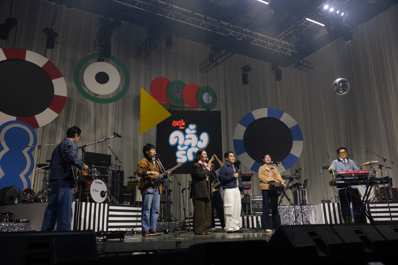 คลั่งรัก 2 No One Else x Hers 3 ภาพบรรยากาศ 7 ชั่วโมงแห่งความหวาน! “สไปร์ซซี่ ดิสก์” พาคลั่งรักเต็มอิ่ม ใน “มาม่า พรีเซนต์ คลั่งรักคอนเสิร์ต 2”