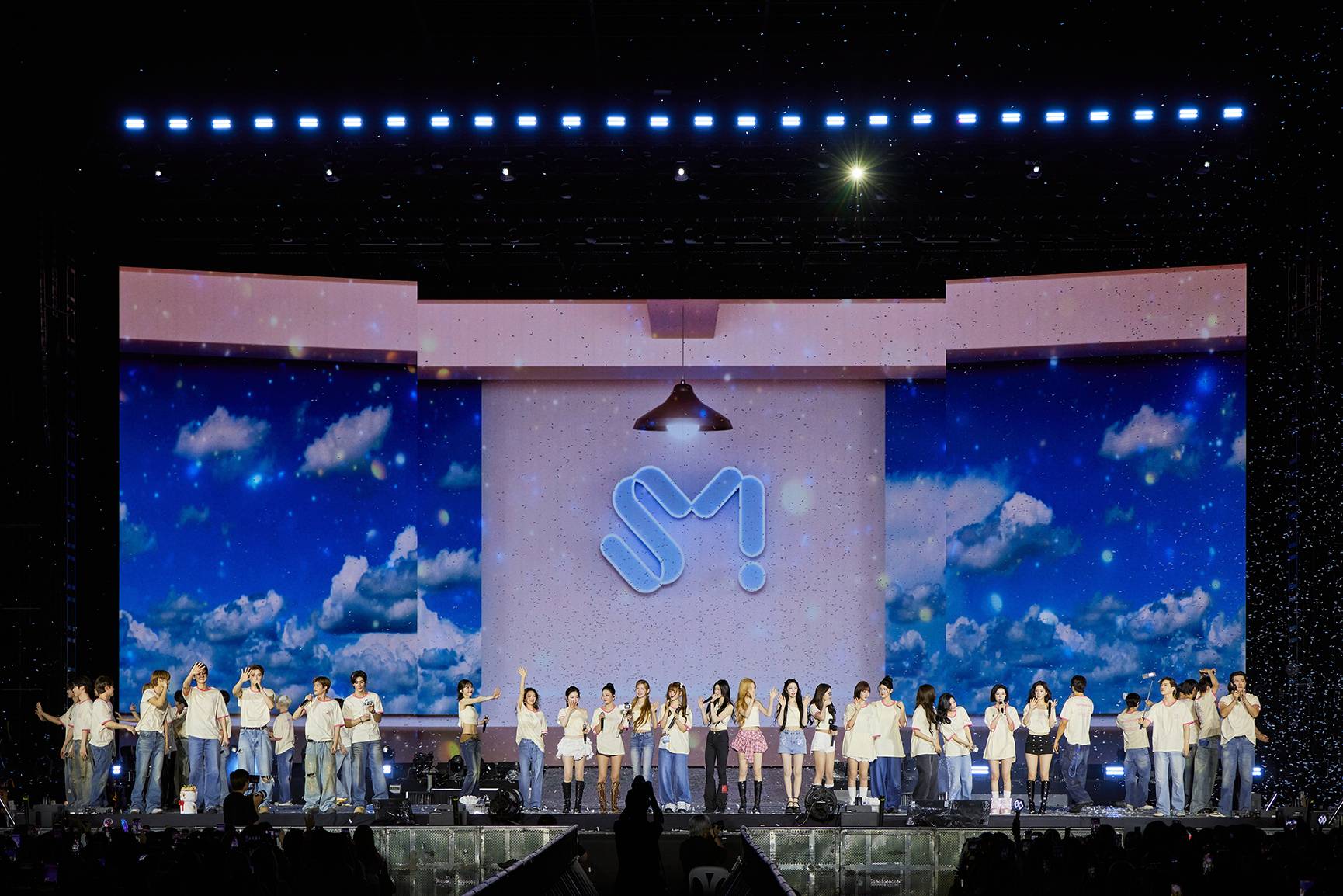 ภาพที่1.รวมศิลปินการแสดงSMTOWNLIVE2025 26 THECULTURETHEFUTURE ‘SMTOWN LIVE 2025-26’ ผนึกพลังศิลปินเฉลิมฉลอง 30 ปีของ SM ณ ราชมังคลากีฬาสถาน