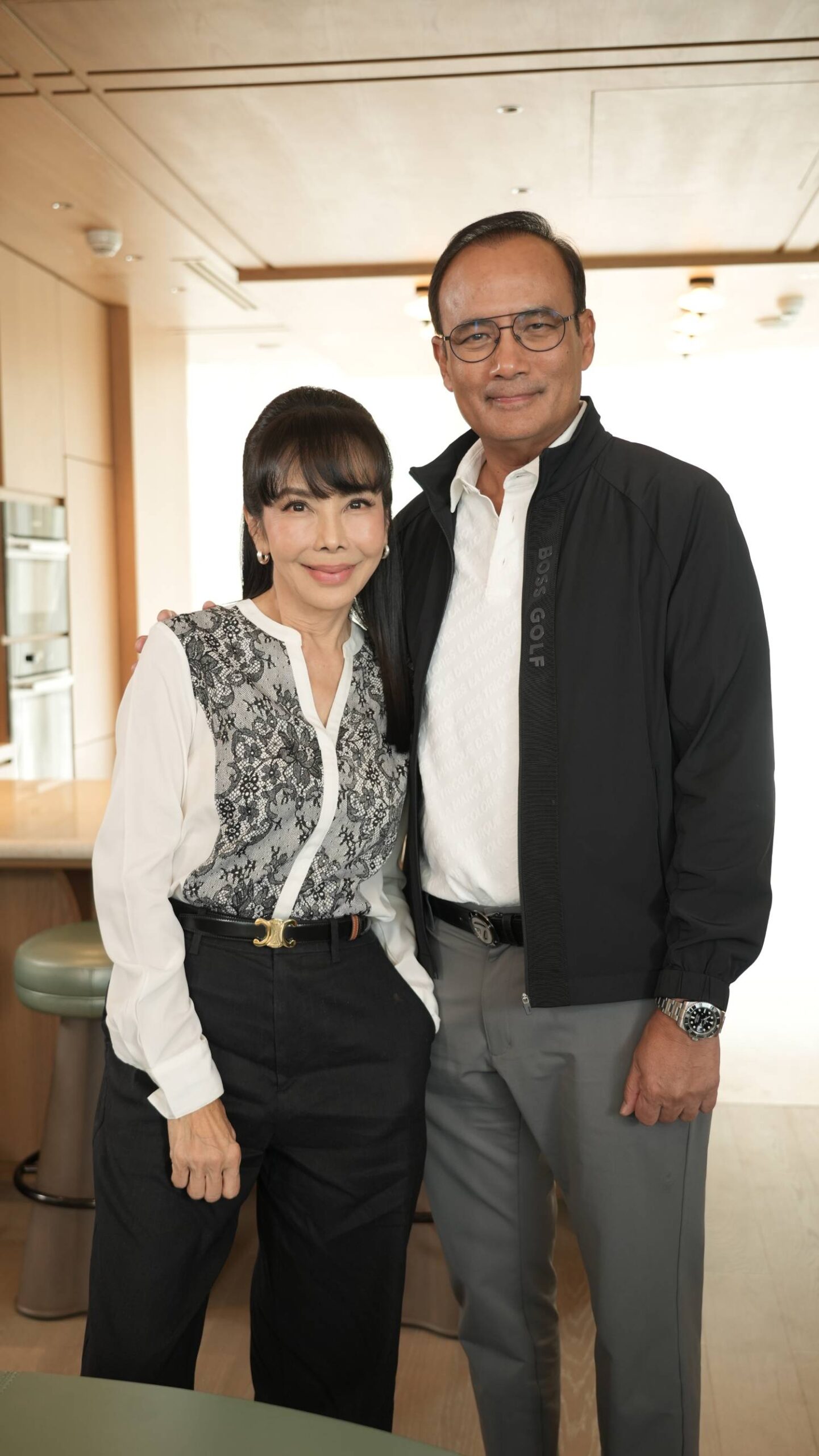 1774886577369 scaled “ตั๊ก มยุรา–หนุ่ย ธาดา” เปิดสูตรลับรัก 40 ปี ชี้ชีวิตคู่ไม่มีใครเต็ม 100 แต่เลือกอยู่เพราะ “ความดี” ชนะทุกอย่าง!