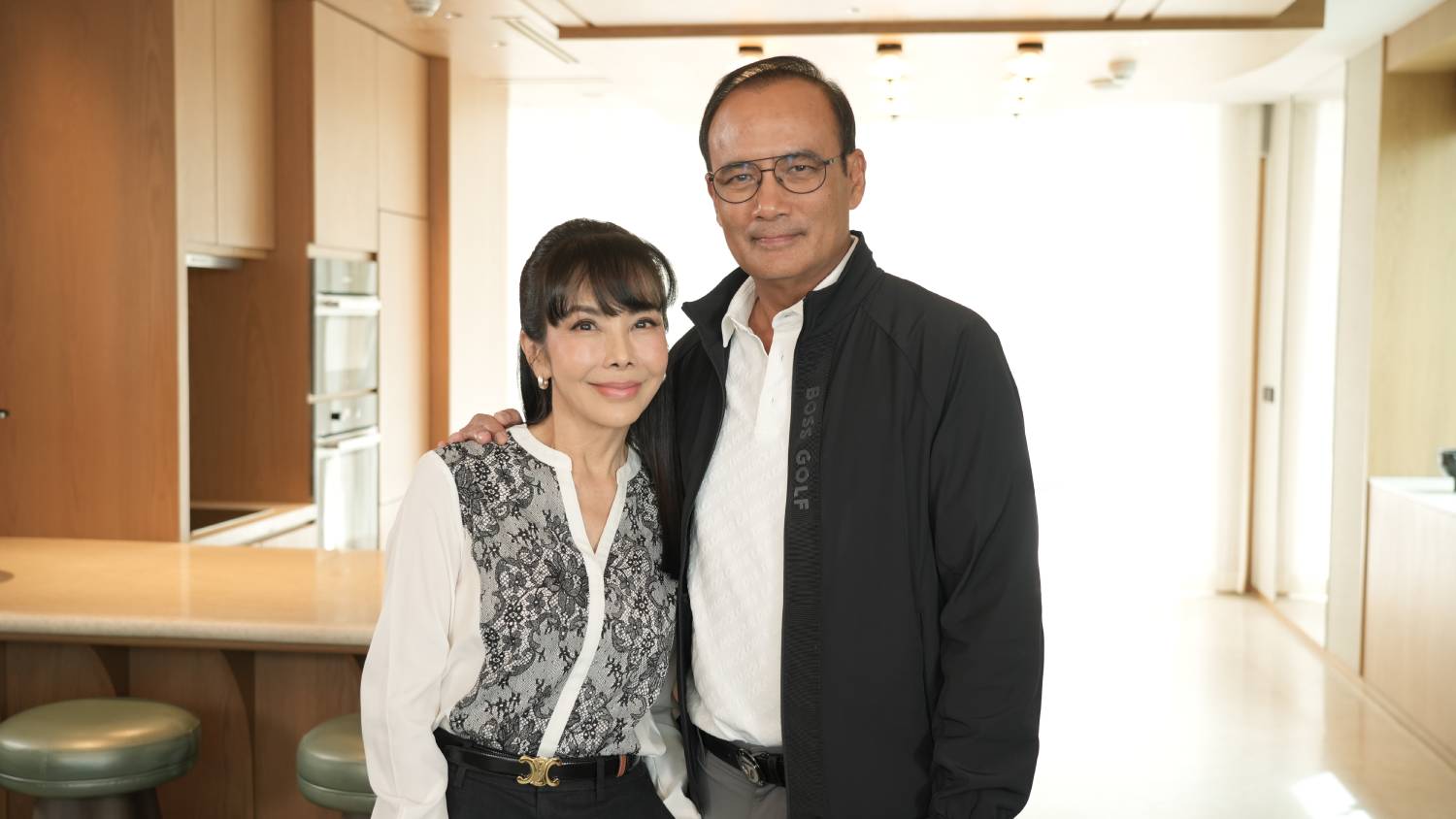 1774886577547 “ตั๊ก มยุรา–หนุ่ย ธาดา” เปิดสูตรลับรัก 40 ปี ชี้ชีวิตคู่ไม่มีใครเต็ม 100 แต่เลือกอยู่เพราะ “ความดี” ชนะทุกอย่าง!