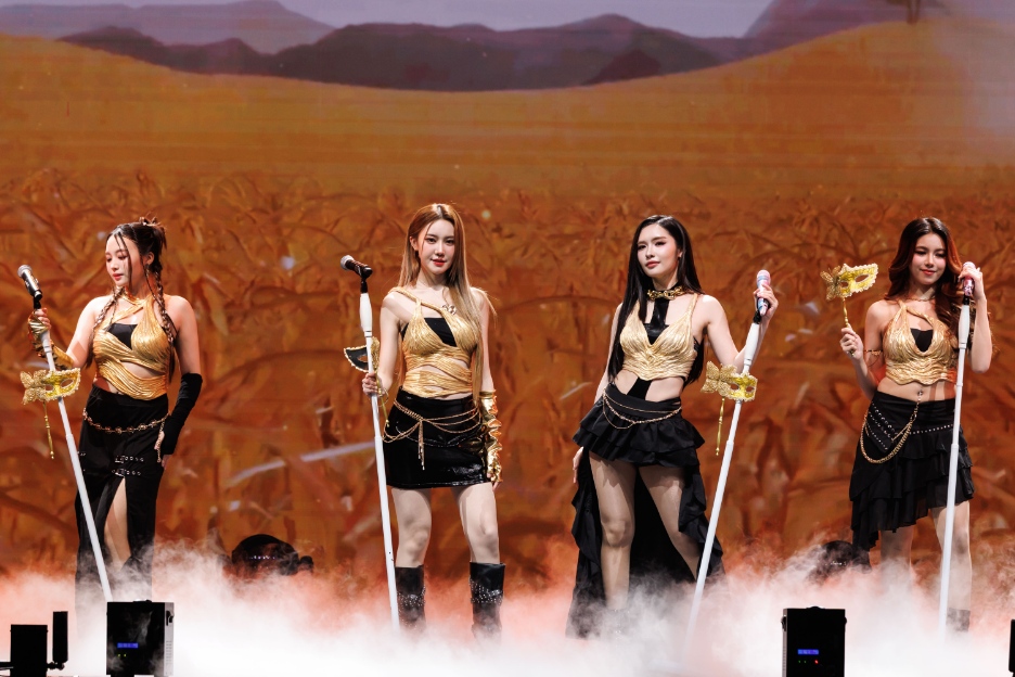 บรรยากาศคอนเสิร์ตใหญ่ครั้งแรก 11 สาวเกิร์ลกรุ๊ป “COSMOS” ระเบิดความปังในงาน “COSMOS Glitter From Star Concert”