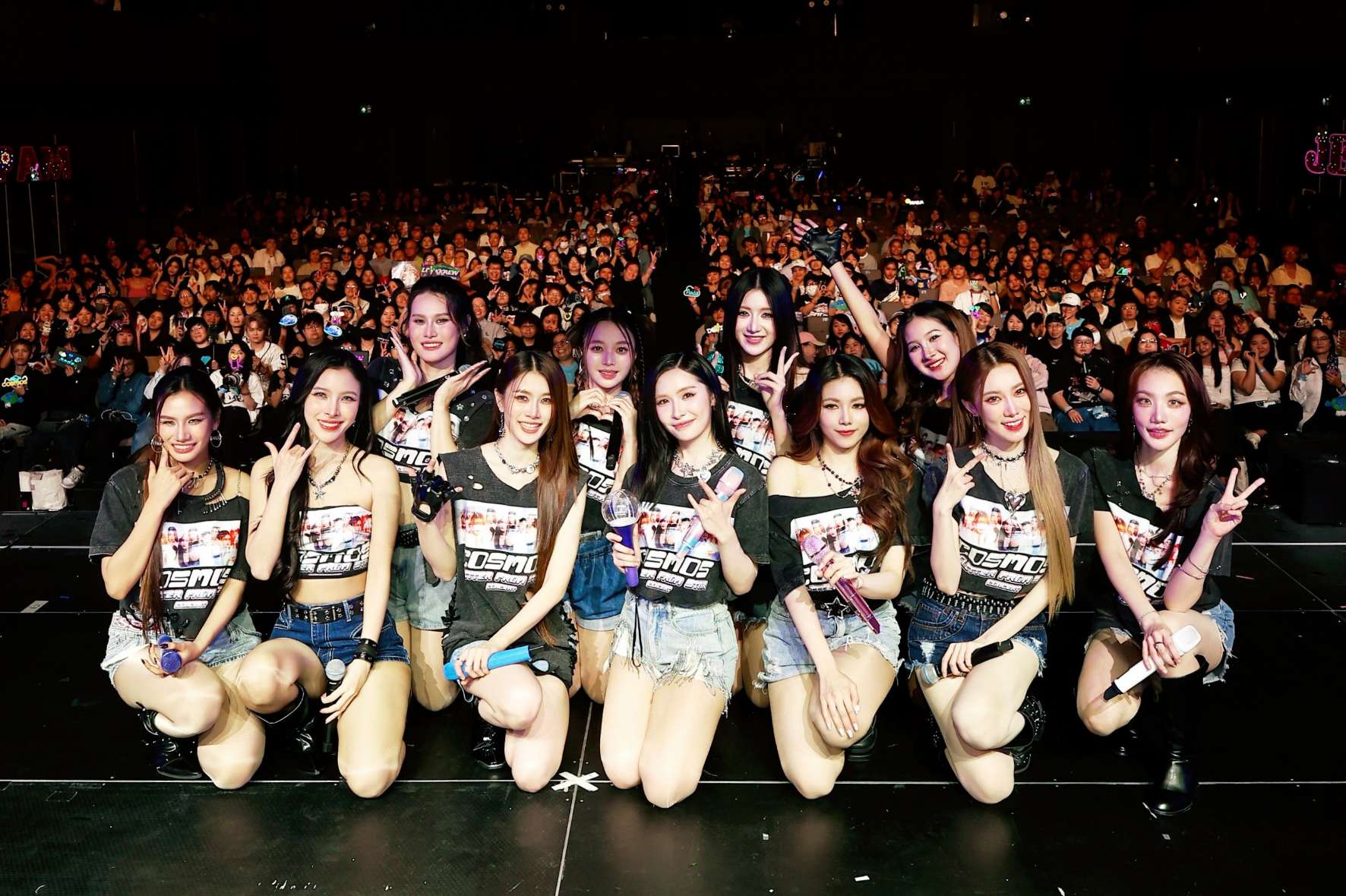 บรรยากาศคอนเสิร์ตใหญ่ครั้งแรก 11 สาวเกิร์ลกรุ๊ป “COSMOS” ระเบิดความปังในงาน “COSMOS Glitter From Star Concert”