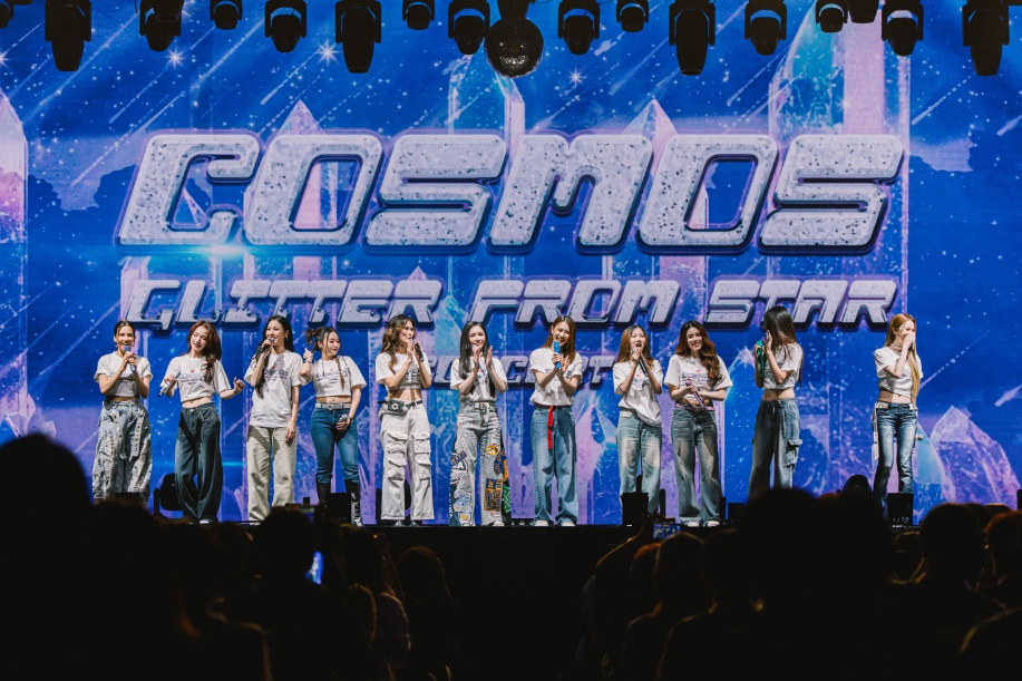 บรรยากาศคอนเสิร์ตใหญ่ครั้งแรก 11 สาวเกิร์ลกรุ๊ป “COSMOS” ระเบิดความปังในงาน “COSMOS Glitter From Star Concert”