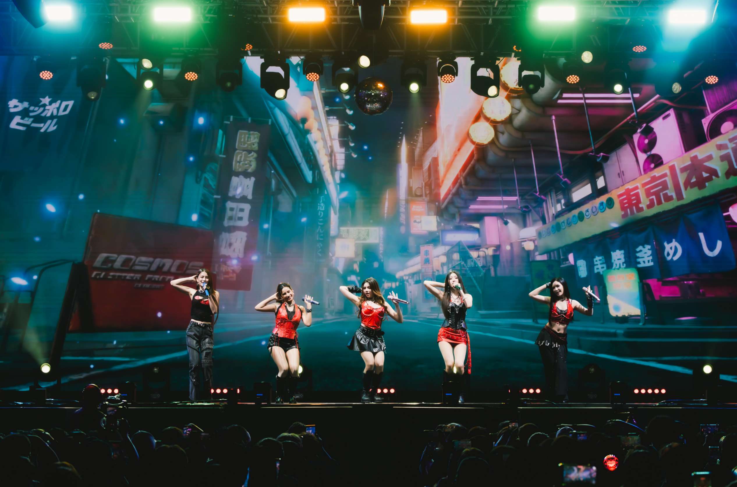 บรรยากาศคอนเสิร์ตใหญ่ครั้งแรก 11 สาวเกิร์ลกรุ๊ป “COSMOS” ระเบิดความปังในงาน “COSMOS Glitter From Star Concert”