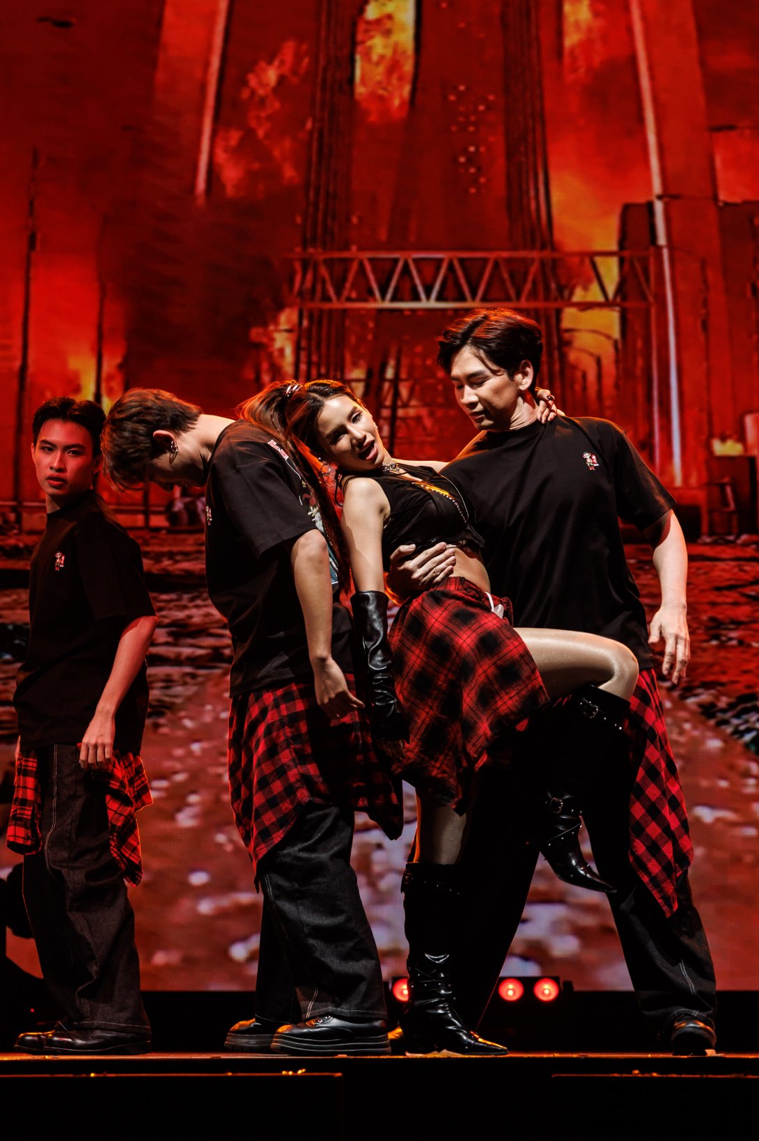 บรรยากาศคอนเสิร์ตใหญ่ครั้งแรก 11 สาวเกิร์ลกรุ๊ป “COSMOS” ระเบิดความปังในงาน “COSMOS Glitter From Star Concert”