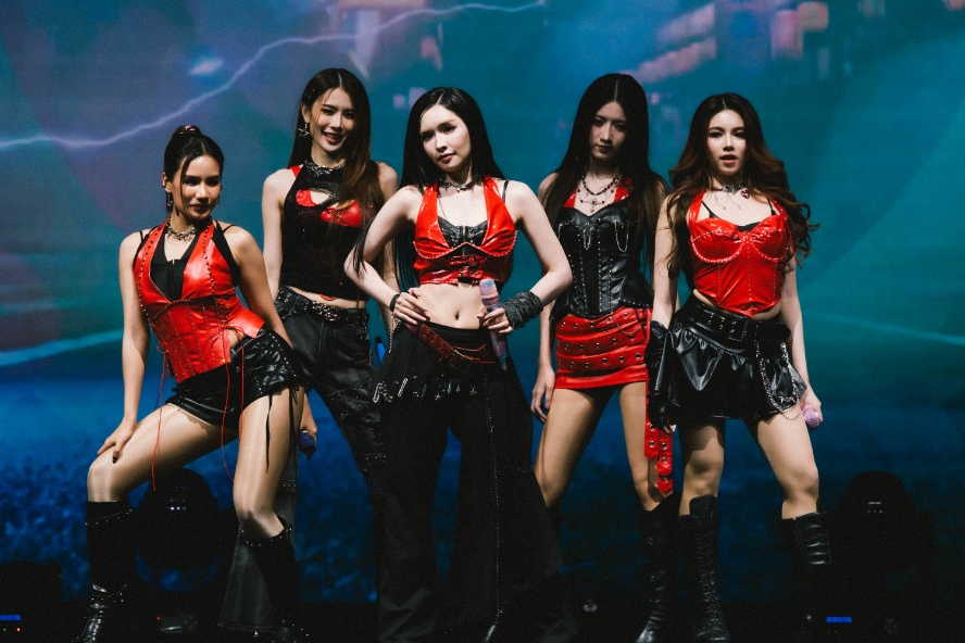 บรรยากาศคอนเสิร์ตใหญ่ครั้งแรก 11 สาวเกิร์ลกรุ๊ป “COSMOS” ระเบิดความปังในงาน “COSMOS Glitter From Star Concert”