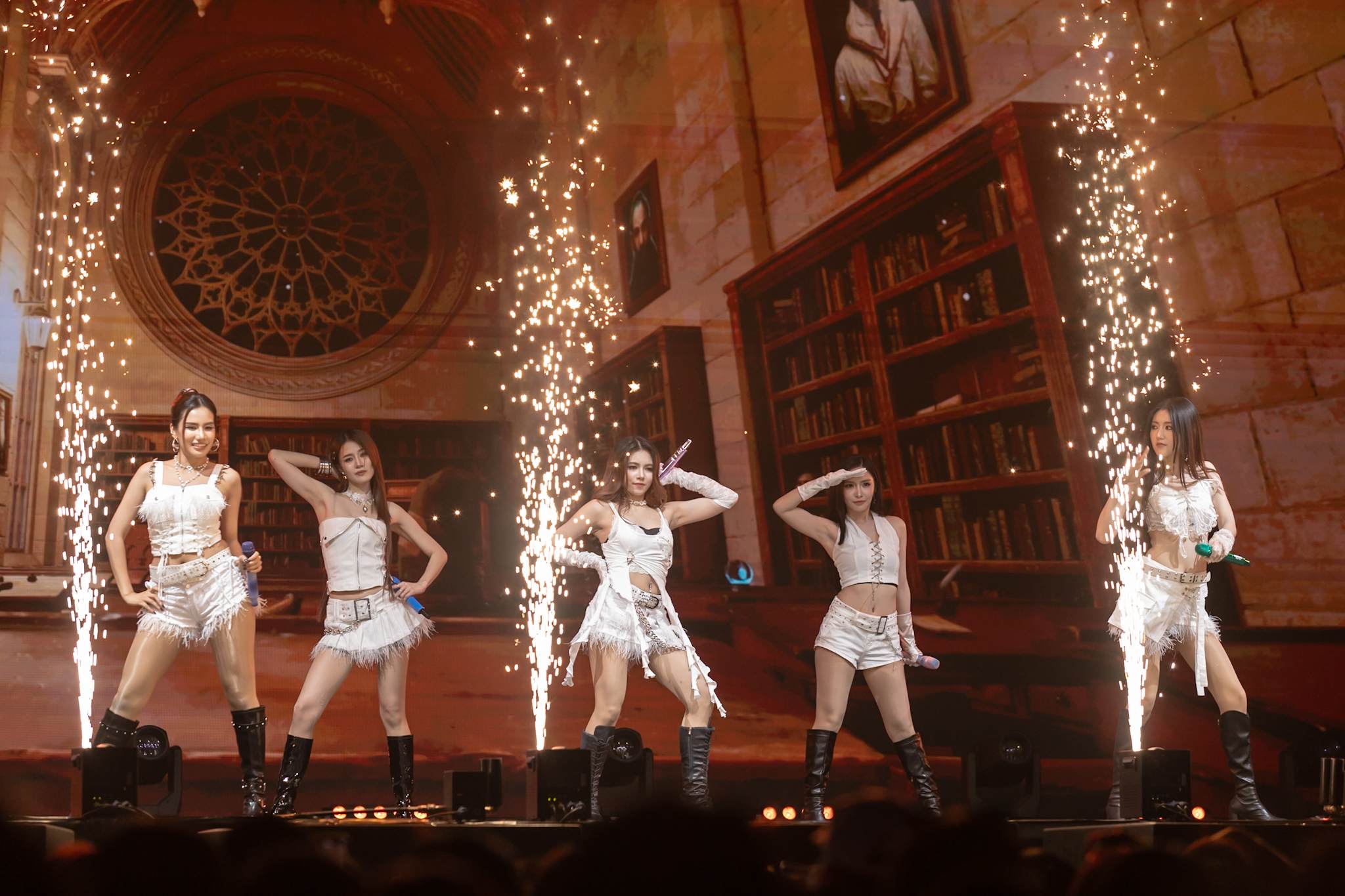 บรรยากาศคอนเสิร์ตใหญ่ครั้งแรก 11 สาวเกิร์ลกรุ๊ป “COSMOS” ระเบิดความปังในงาน “COSMOS Glitter From Star Concert”