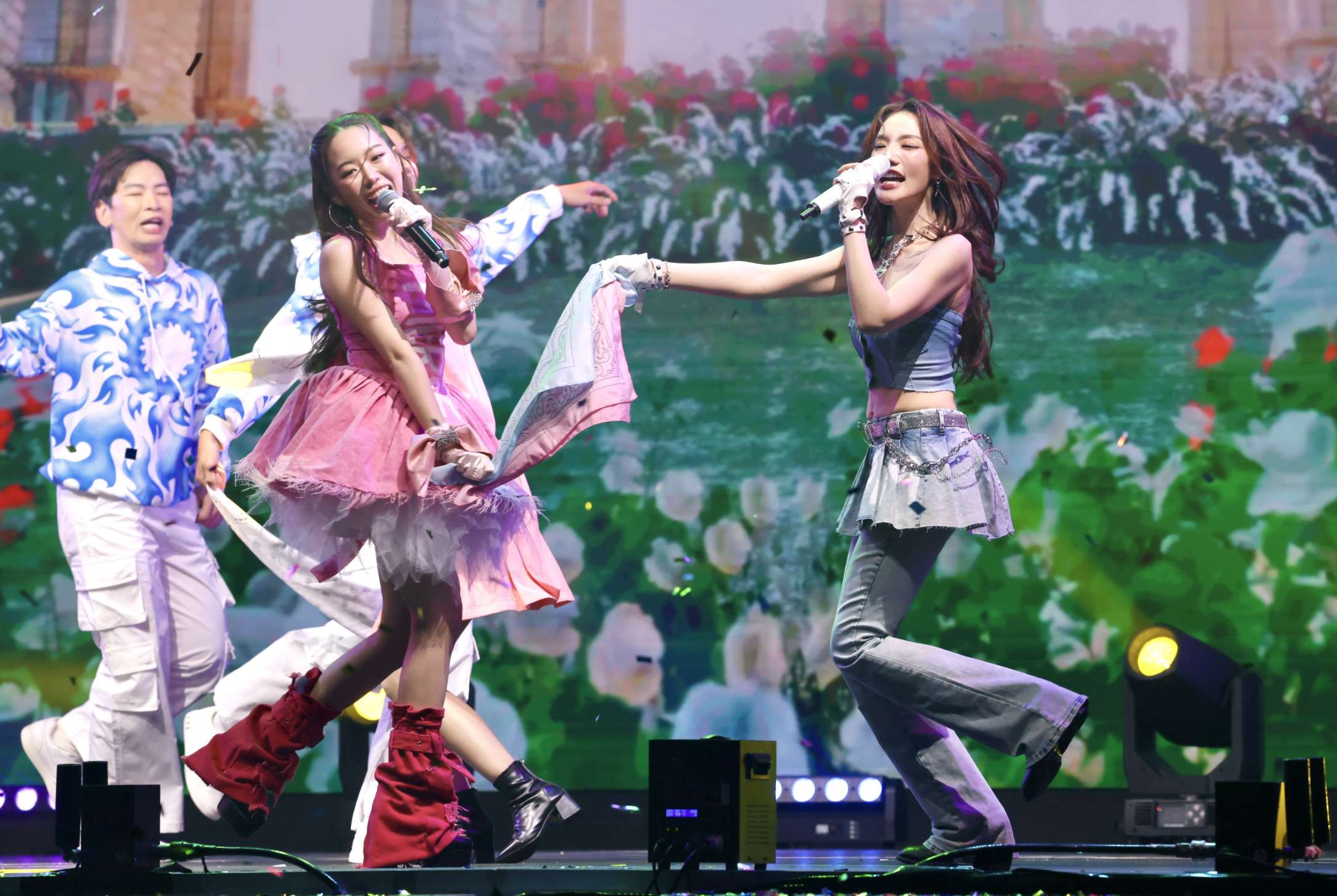 บรรยากาศคอนเสิร์ตใหญ่ครั้งแรก 11 สาวเกิร์ลกรุ๊ป “COSMOS” ระเบิดความปังในงาน “COSMOS Glitter From Star Concert”