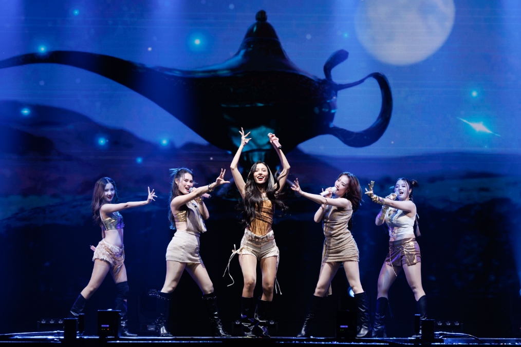 บรรยากาศคอนเสิร์ตใหญ่ครั้งแรก 11 สาวเกิร์ลกรุ๊ป “COSMOS” ระเบิดความปังในงาน “COSMOS Glitter From Star Concert”