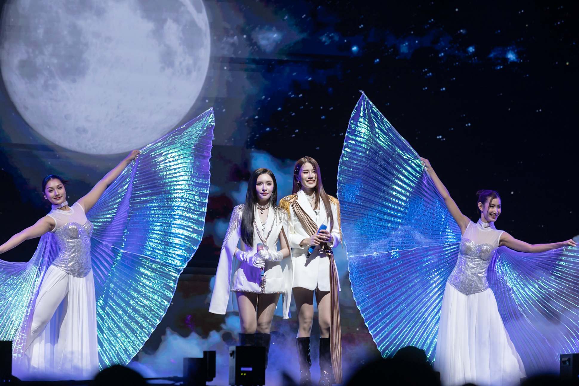 บรรยากาศคอนเสิร์ตใหญ่ครั้งแรก 11 สาวเกิร์ลกรุ๊ป “COSMOS” ระเบิดความปังในงาน “COSMOS Glitter From Star Concert”