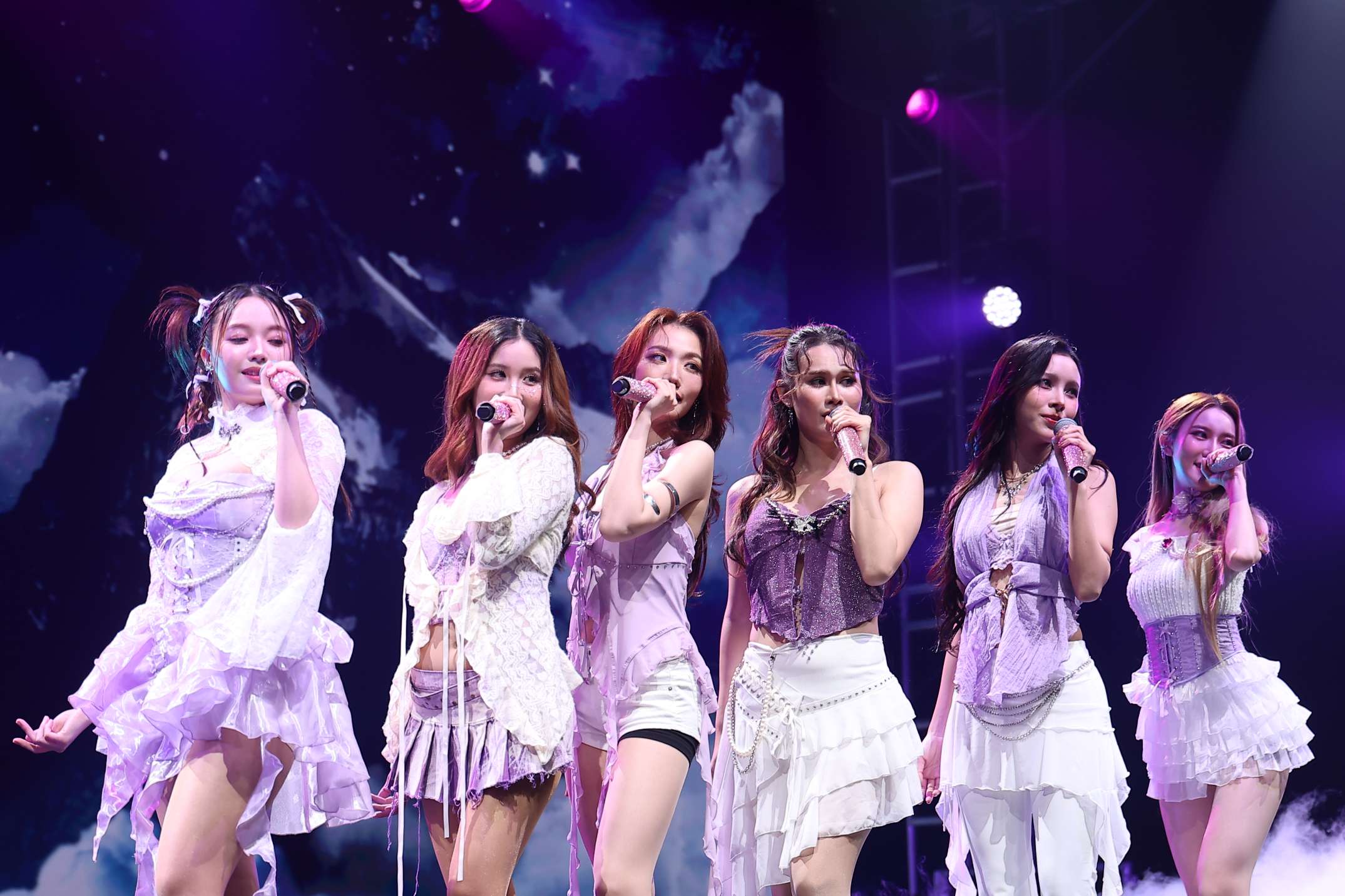 บรรยากาศคอนเสิร์ตใหญ่ครั้งแรก 11 สาวเกิร์ลกรุ๊ป “COSMOS” ระเบิดความปังในงาน “COSMOS Glitter From Star Concert”