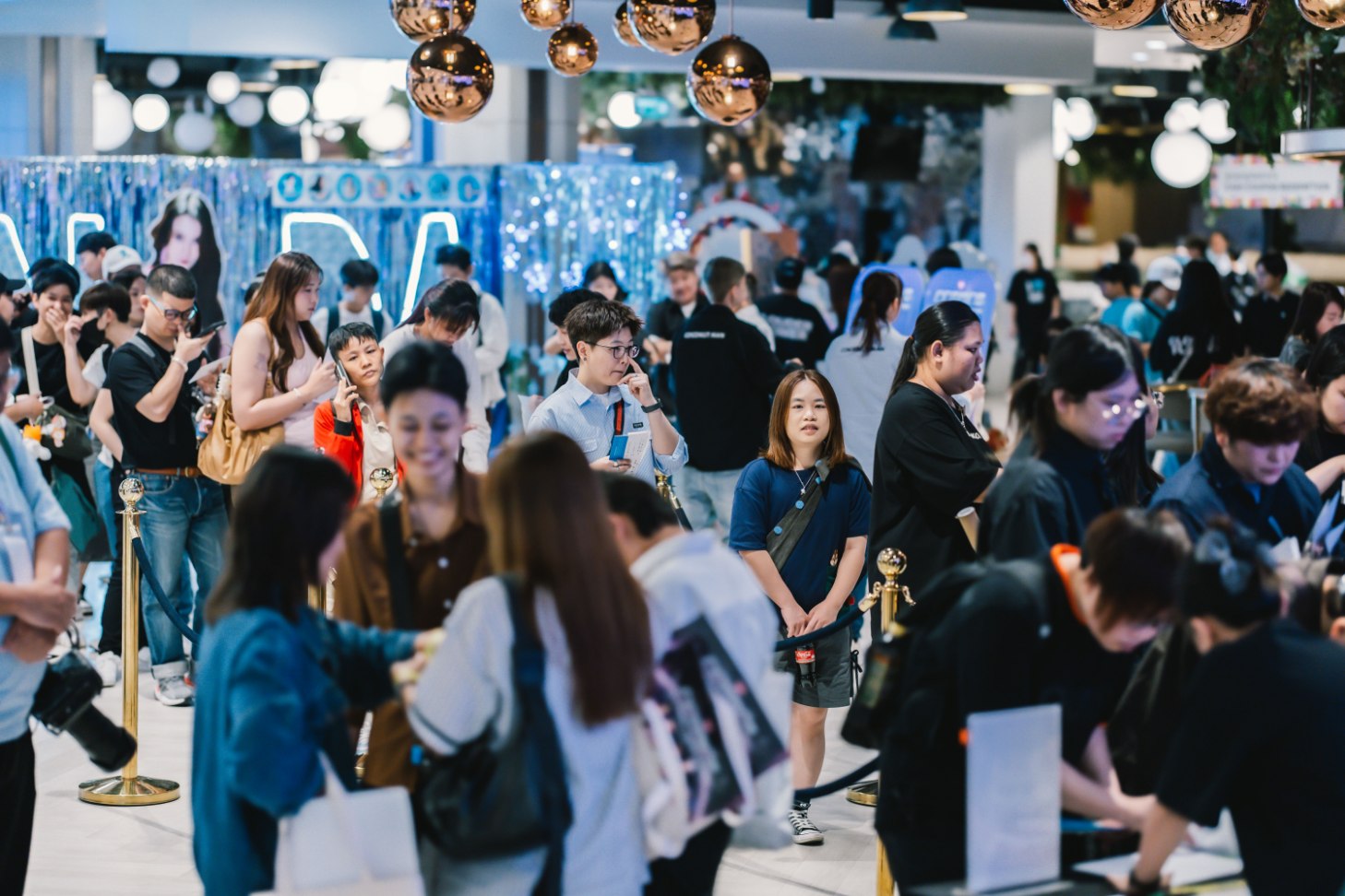 บรรยากาศคอนเสิร์ตใหญ่ครั้งแรก 11 สาวเกิร์ลกรุ๊ป “COSMOS” ระเบิดความปังในงาน “COSMOS Glitter From Star Concert”