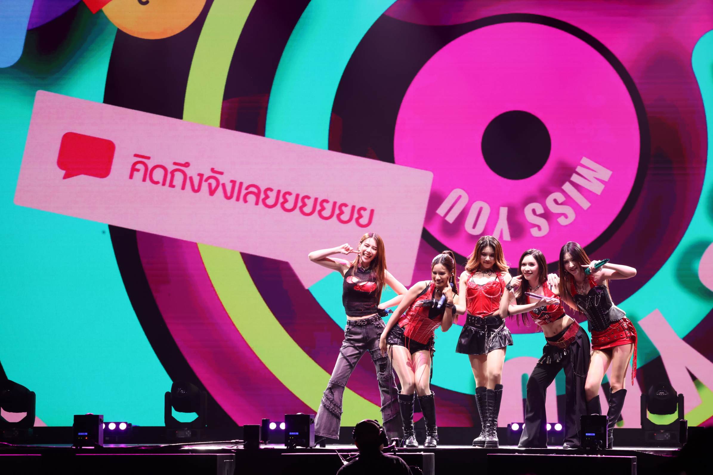 บรรยากาศคอนเสิร์ตใหญ่ครั้งแรก 11 สาวเกิร์ลกรุ๊ป “COSMOS” ระเบิดความปังในงาน “COSMOS Glitter From Star Concert”