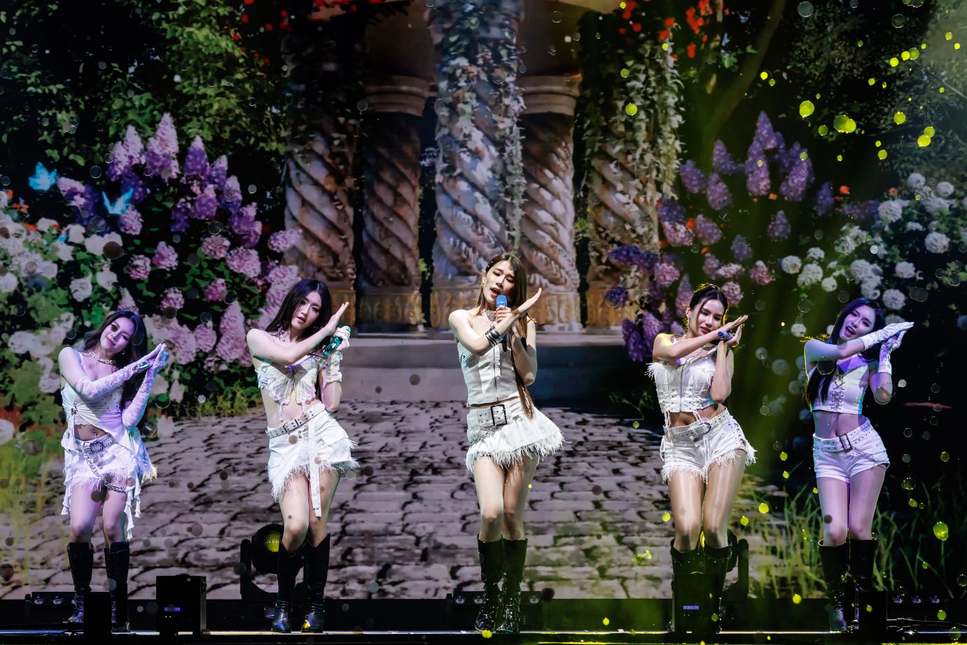 บรรยากาศคอนเสิร์ตใหญ่ครั้งแรก 11 สาวเกิร์ลกรุ๊ป “COSMOS” ระเบิดความปังในงาน “COSMOS Glitter From Star Concert”