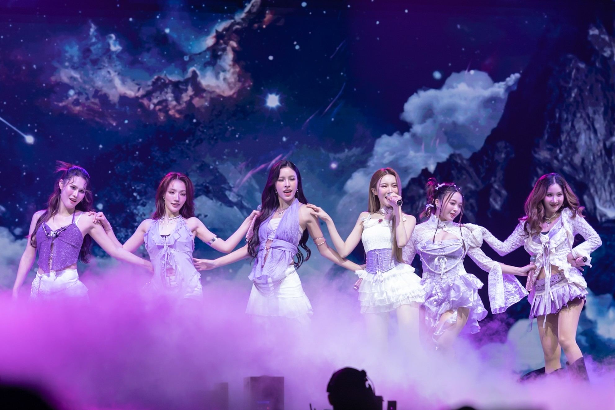 บรรยากาศคอนเสิร์ตใหญ่ครั้งแรก 11 สาวเกิร์ลกรุ๊ป “COSMOS” ระเบิดความปังในงาน “COSMOS Glitter From Star Concert”