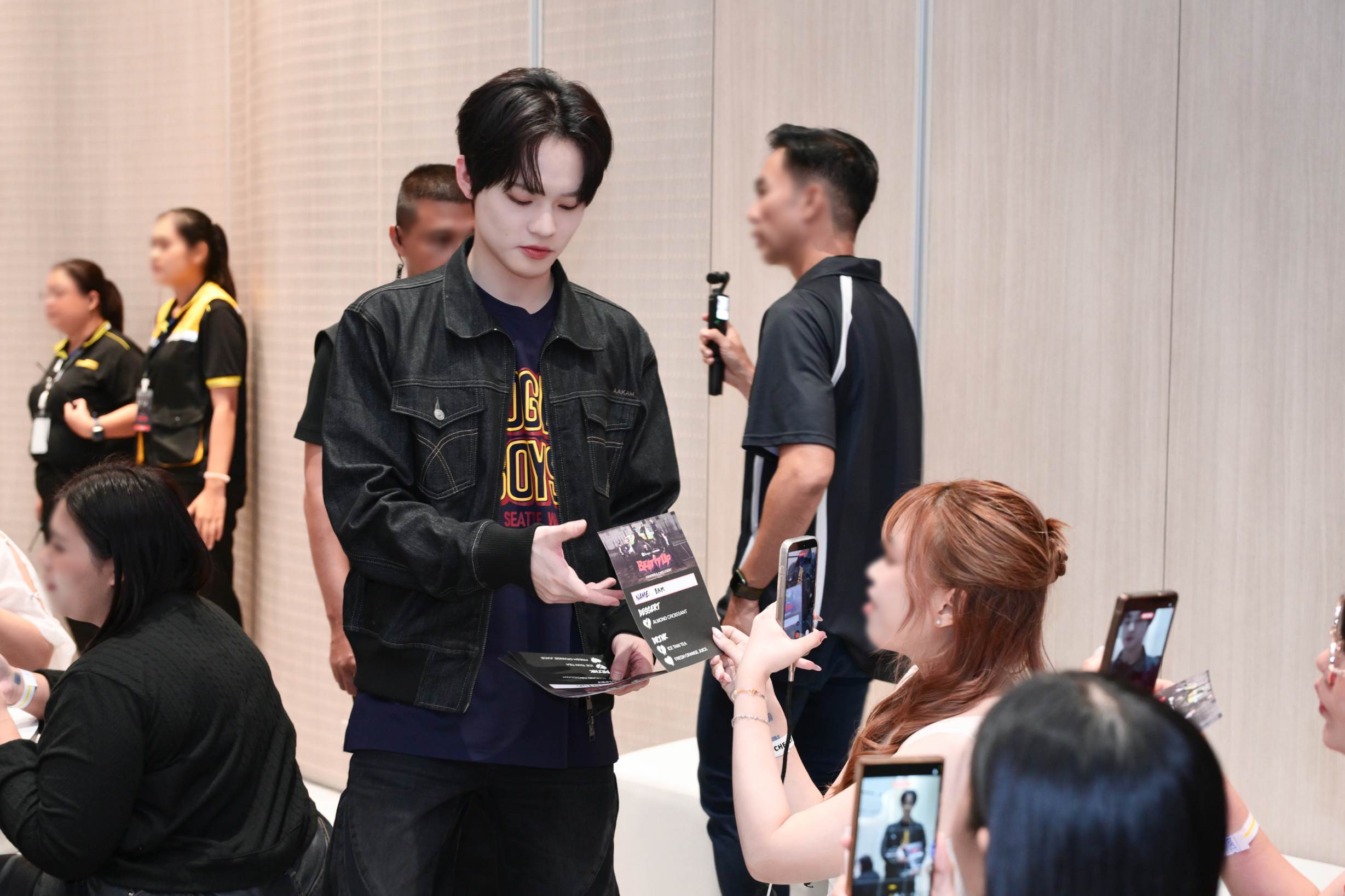 CHENLEภาพที่3 NCT DREAM (เอ็นซีที ดรีม) ชนะใจแฟนคลับชาวไทยแบบอยู่หมัดด้วยกิจกรรมสุดเอ็กซ์คลูซีฟ ‘Shopee x NCT DREAM 'Beat It Up' FANSIGN & CAFE EVENT’