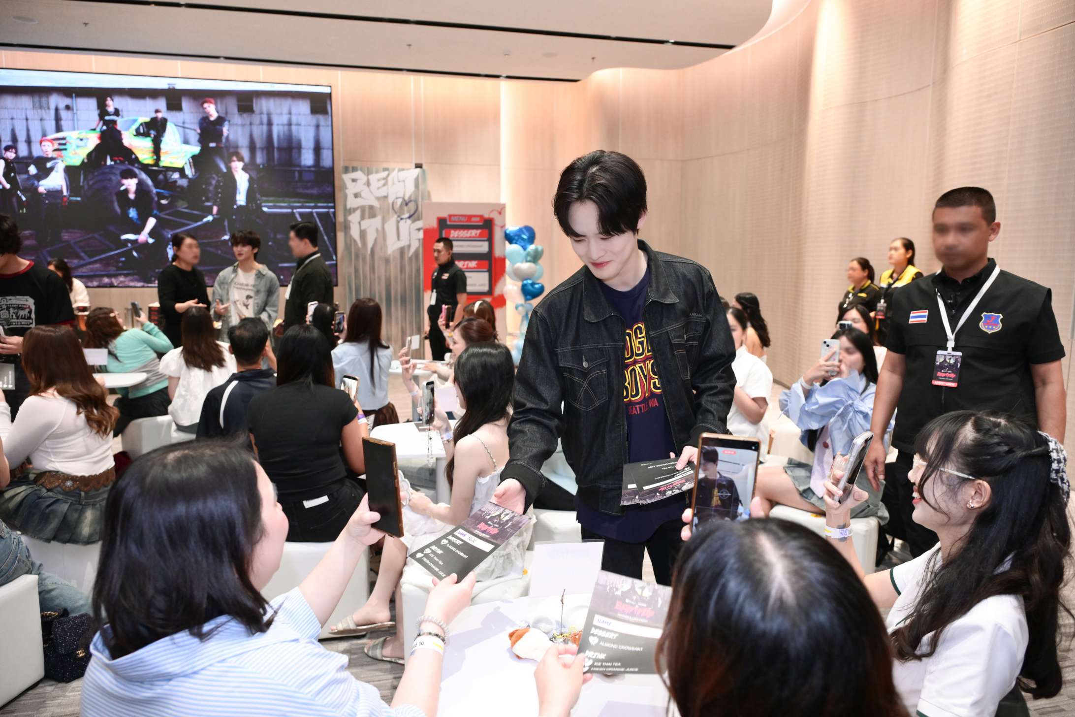 CHENLEภาพที่4 NCT DREAM (เอ็นซีที ดรีม) ชนะใจแฟนคลับชาวไทยแบบอยู่หมัดด้วยกิจกรรมสุดเอ็กซ์คลูซีฟ ‘Shopee x NCT DREAM 'Beat It Up' FANSIGN & CAFE EVENT’