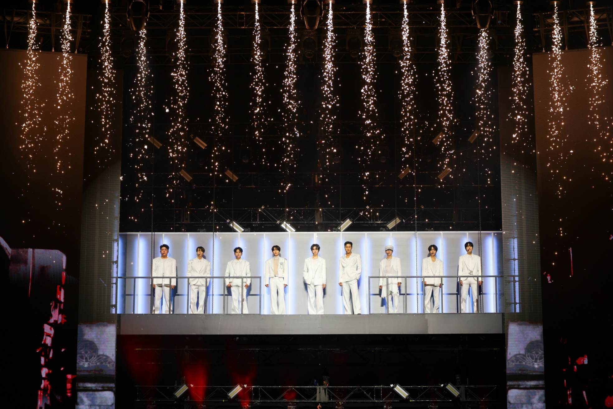 SUPERJUNIORภาพที่1 SUPERJUNIOR20thAnniversaryTOUR SUPERSHOW10 SUPER JUNIOR โชว์สุดยอดการแสดงฉลองครบรอบ 20 ปี <SUPER SHOW 10> บัตรหมดทั้ง 2 รอบ รวมผู้ชมกว่า 22,000 คน สุดปัง! จัดคอนเสิร์ตในไทยติดต่อกันเป็นครั้งที่ 10!