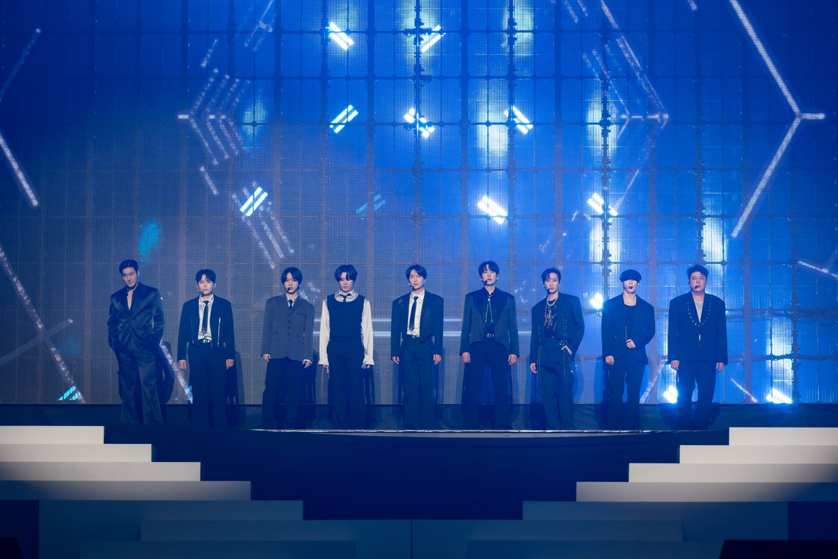 SUPERJUNIORภาพที่10 SUPERJUNIOR20thAnniversaryTOUR SUPERSHOW10 SUPER JUNIOR โชว์สุดยอดการแสดงฉลองครบรอบ 20 ปี <SUPER SHOW 10> บัตรหมดทั้ง 2 รอบ รวมผู้ชมกว่า 22,000 คน สุดปัง! จัดคอนเสิร์ตในไทยติดต่อกันเป็นครั้งที่ 10!