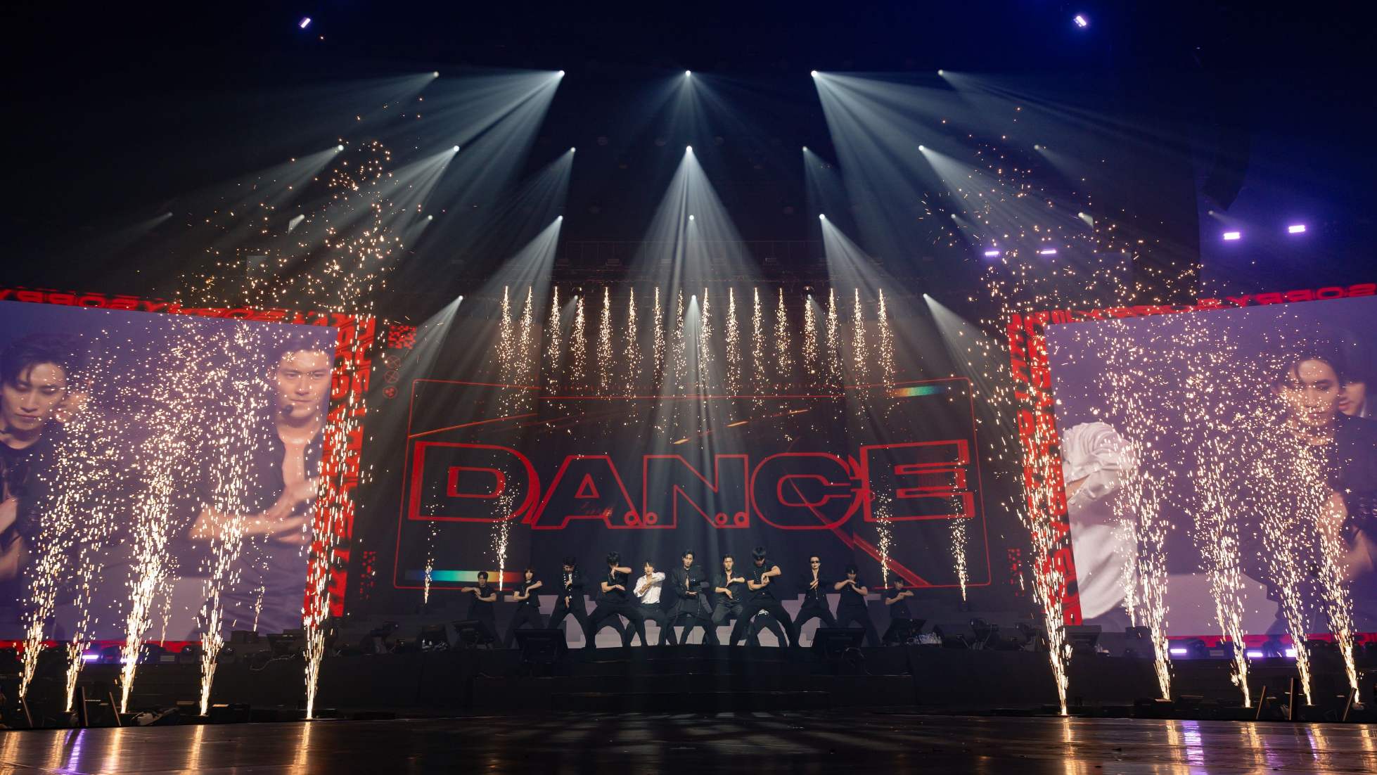 SUPERJUNIORภาพที่13 SUPERJUNIOR20thAnniversaryTOUR SUPERSHOW10 SUPER JUNIOR โชว์สุดยอดการแสดงฉลองครบรอบ 20 ปี <SUPER SHOW 10> บัตรหมดทั้ง 2 รอบ รวมผู้ชมกว่า 22,000 คน สุดปัง! จัดคอนเสิร์ตในไทยติดต่อกันเป็นครั้งที่ 10!