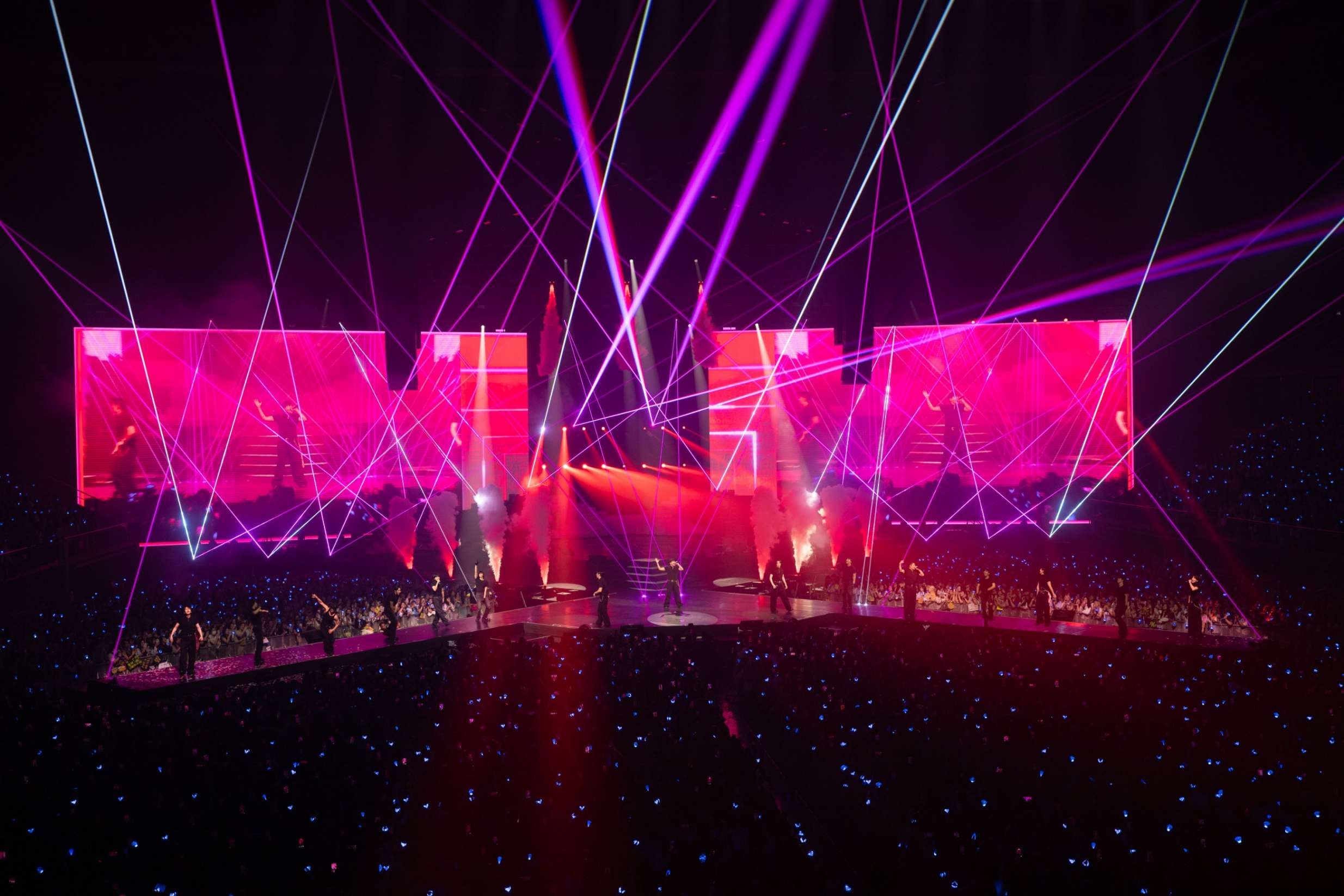 SUPERJUNIORภาพที่16 SUPERJUNIOR20thAnniversaryTOUR SUPERSHOW10 SUPER JUNIOR โชว์สุดยอดการแสดงฉลองครบรอบ 20 ปี <SUPER SHOW 10> บัตรหมดทั้ง 2 รอบ รวมผู้ชมกว่า 22,000 คน สุดปัง! จัดคอนเสิร์ตในไทยติดต่อกันเป็นครั้งที่ 10!