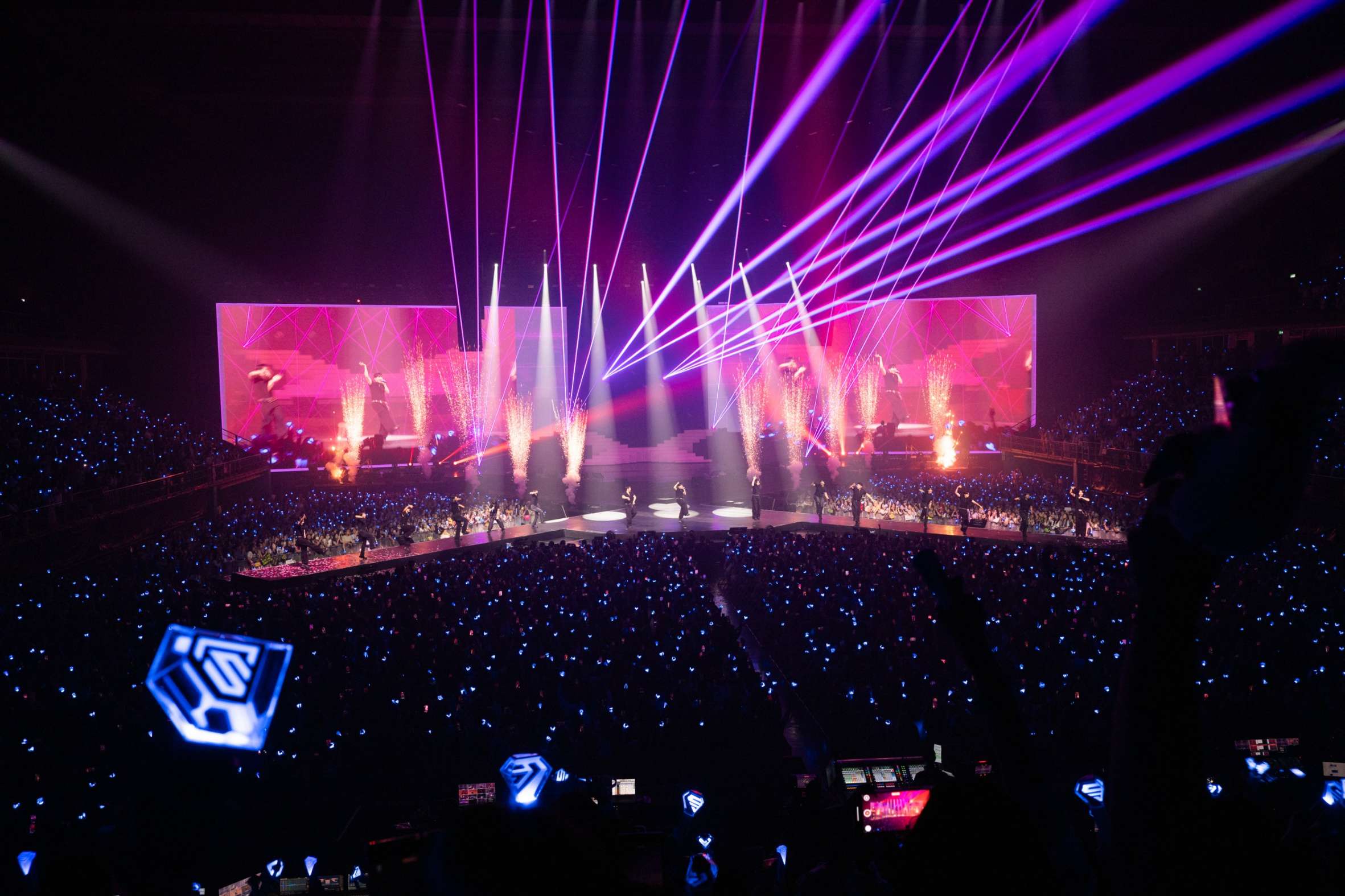 SUPERJUNIORภาพที่17 SUPERJUNIOR20thAnniversaryTOUR SUPERSHOW10 SUPER JUNIOR โชว์สุดยอดการแสดงฉลองครบรอบ 20 ปี <SUPER SHOW 10> บัตรหมดทั้ง 2 รอบ รวมผู้ชมกว่า 22,000 คน สุดปัง! จัดคอนเสิร์ตในไทยติดต่อกันเป็นครั้งที่ 10!