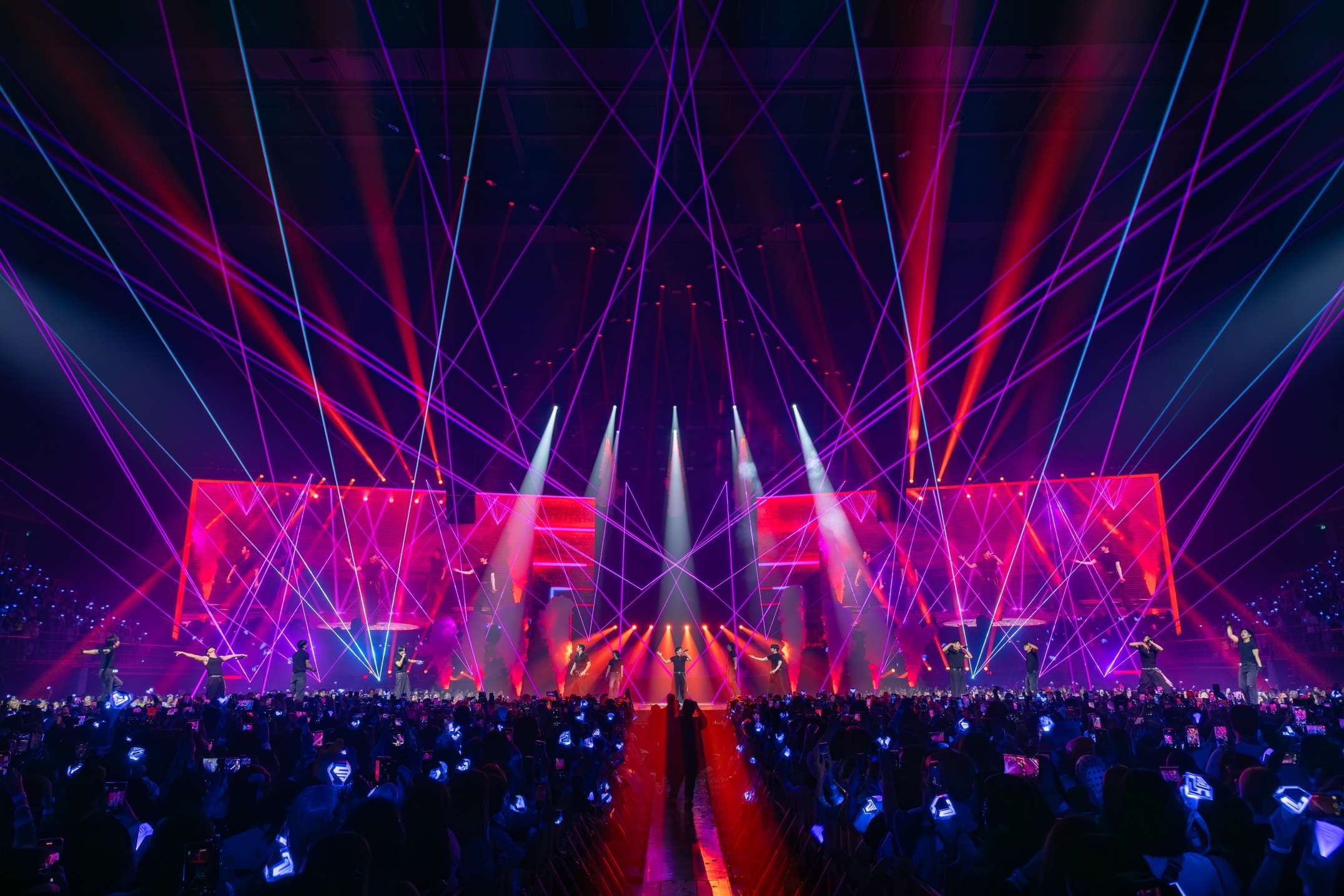 SUPERJUNIORภาพที่19 SUPERJUNIOR20thAnniversaryTOUR SUPERSHOW10 SUPER JUNIOR โชว์สุดยอดการแสดงฉลองครบรอบ 20 ปี <SUPER SHOW 10> บัตรหมดทั้ง 2 รอบ รวมผู้ชมกว่า 22,000 คน สุดปัง! จัดคอนเสิร์ตในไทยติดต่อกันเป็นครั้งที่ 10!