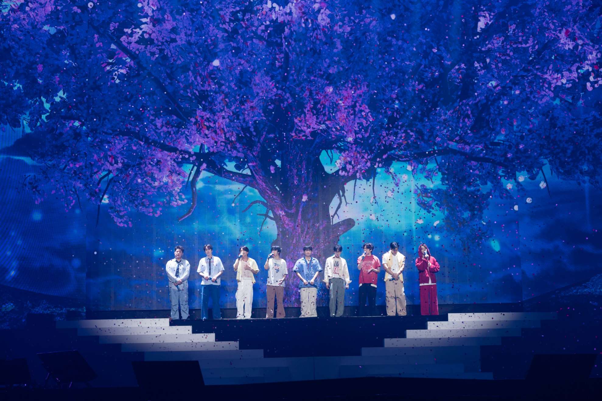 SUPERJUNIORภาพที่20 SUPERJUNIOR20thAnniversaryTOUR SUPERSHOW10 SUPER JUNIOR โชว์สุดยอดการแสดงฉลองครบรอบ 20 ปี <SUPER SHOW 10> บัตรหมดทั้ง 2 รอบ รวมผู้ชมกว่า 22,000 คน สุดปัง! จัดคอนเสิร์ตในไทยติดต่อกันเป็นครั้งที่ 10!