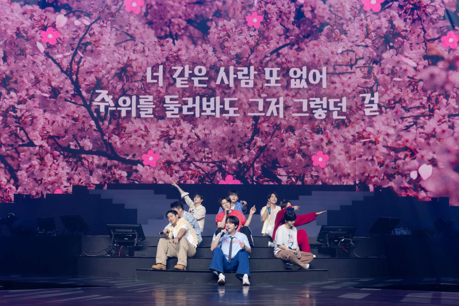 SUPERJUNIORภาพที่22 SUPERJUNIOR20thAnniversaryTOUR SUPERSHOW10 SUPER JUNIOR โชว์สุดยอดการแสดงฉลองครบรอบ 20 ปี <SUPER SHOW 10> บัตรหมดทั้ง 2 รอบ รวมผู้ชมกว่า 22,000 คน สุดปัง! จัดคอนเสิร์ตในไทยติดต่อกันเป็นครั้งที่ 10!