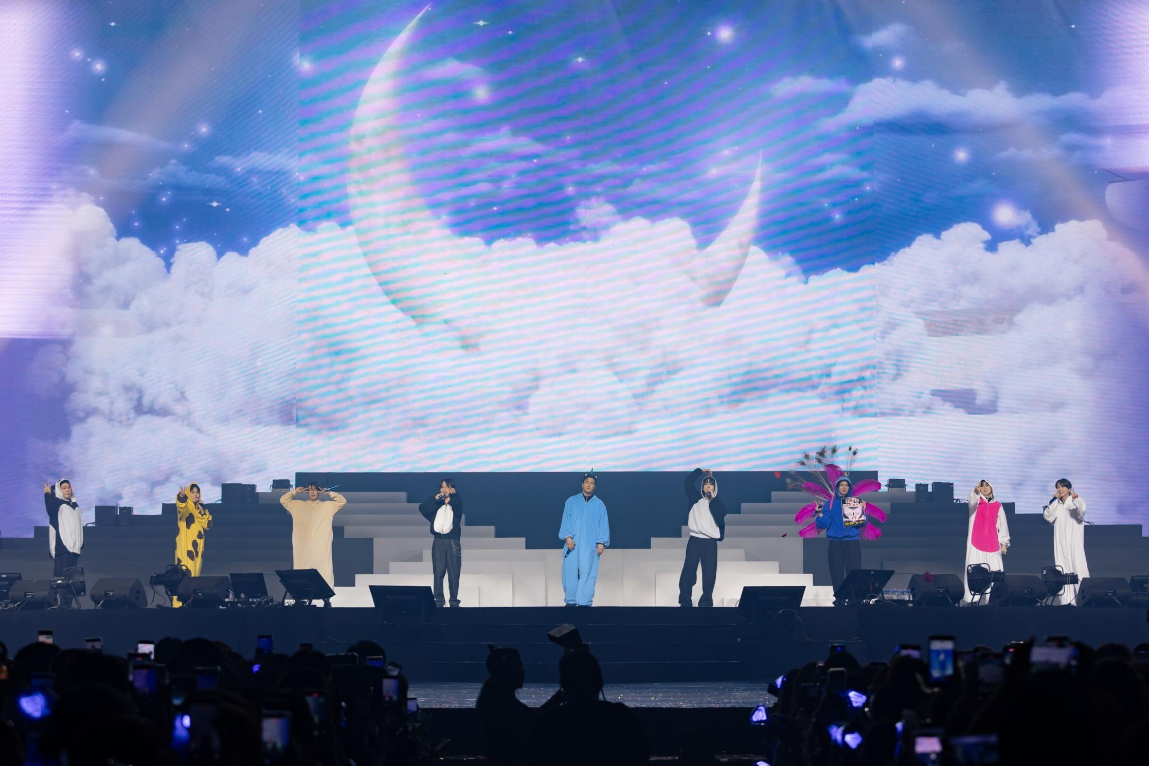 SUPERJUNIORภาพที่26 SUPERJUNIOR20thAnniversaryTOUR SUPERSHOW10 SUPER JUNIOR โชว์สุดยอดการแสดงฉลองครบรอบ 20 ปี <SUPER SHOW 10> บัตรหมดทั้ง 2 รอบ รวมผู้ชมกว่า 22,000 คน สุดปัง! จัดคอนเสิร์ตในไทยติดต่อกันเป็นครั้งที่ 10!