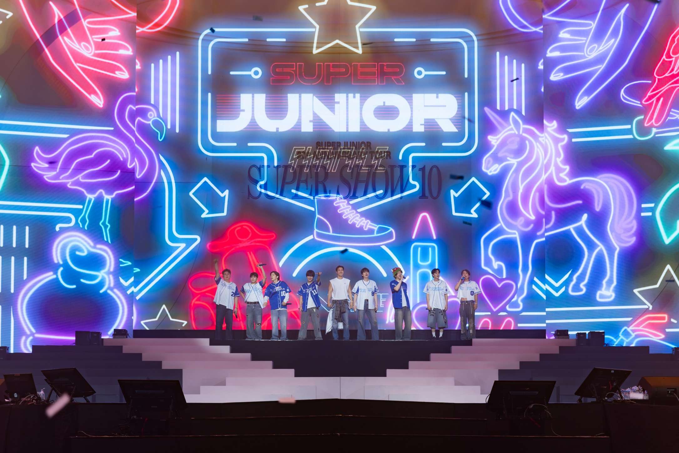 SUPERJUNIORภาพที่28 SUPERJUNIOR20thAnniversaryTOUR SUPERSHOW10 SUPER JUNIOR โชว์สุดยอดการแสดงฉลองครบรอบ 20 ปี <SUPER SHOW 10> บัตรหมดทั้ง 2 รอบ รวมผู้ชมกว่า 22,000 คน สุดปัง! จัดคอนเสิร์ตในไทยติดต่อกันเป็นครั้งที่ 10!