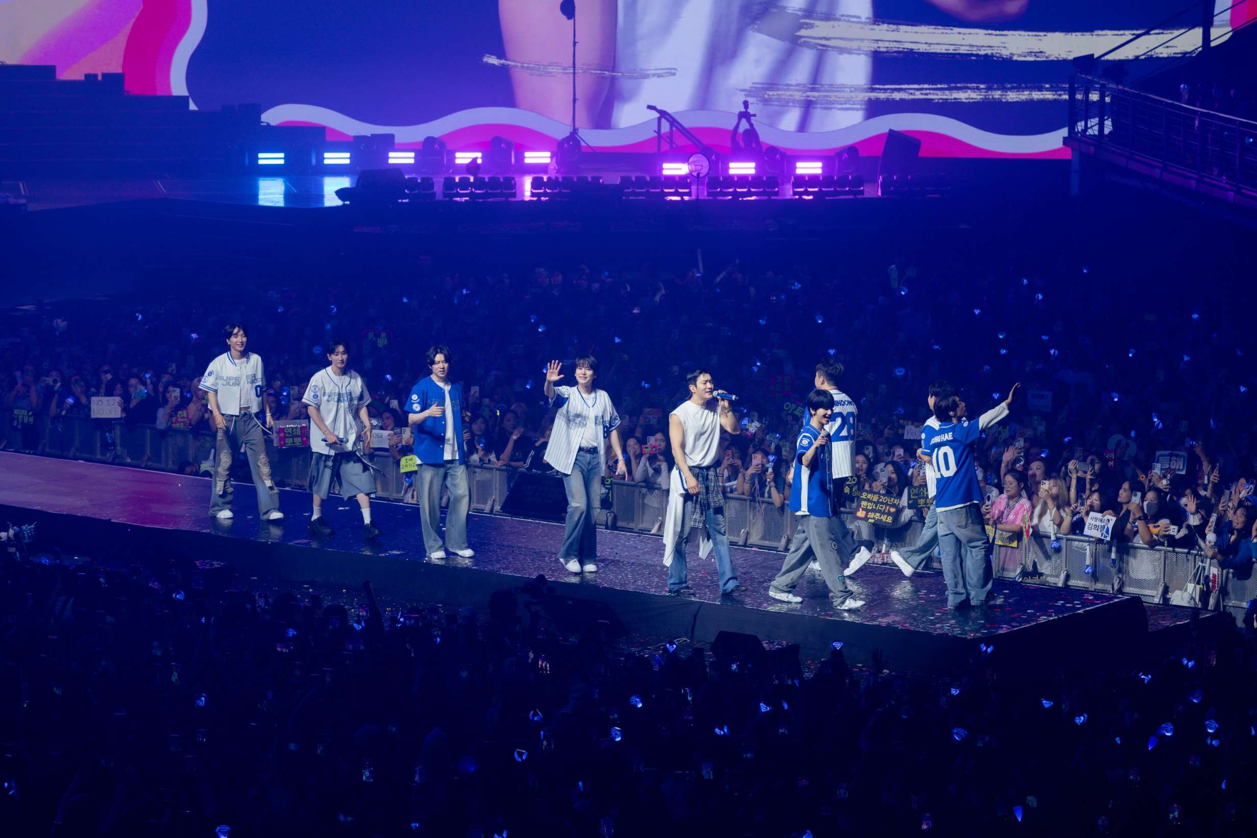 SUPERJUNIORภาพที่30 SUPERJUNIOR20thAnniversaryTOUR SUPERSHOW10 SUPER JUNIOR โชว์สุดยอดการแสดงฉลองครบรอบ 20 ปี <SUPER SHOW 10> บัตรหมดทั้ง 2 รอบ รวมผู้ชมกว่า 22,000 คน สุดปัง! จัดคอนเสิร์ตในไทยติดต่อกันเป็นครั้งที่ 10!